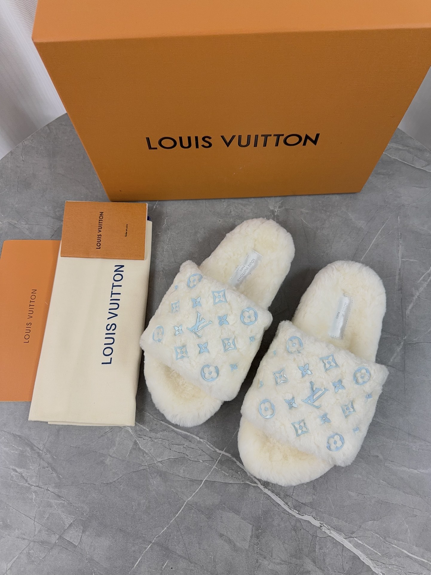 LV 原單毛毛拖鞋 白色藍紋冬季經典款｜歐美奢侈品精品推薦