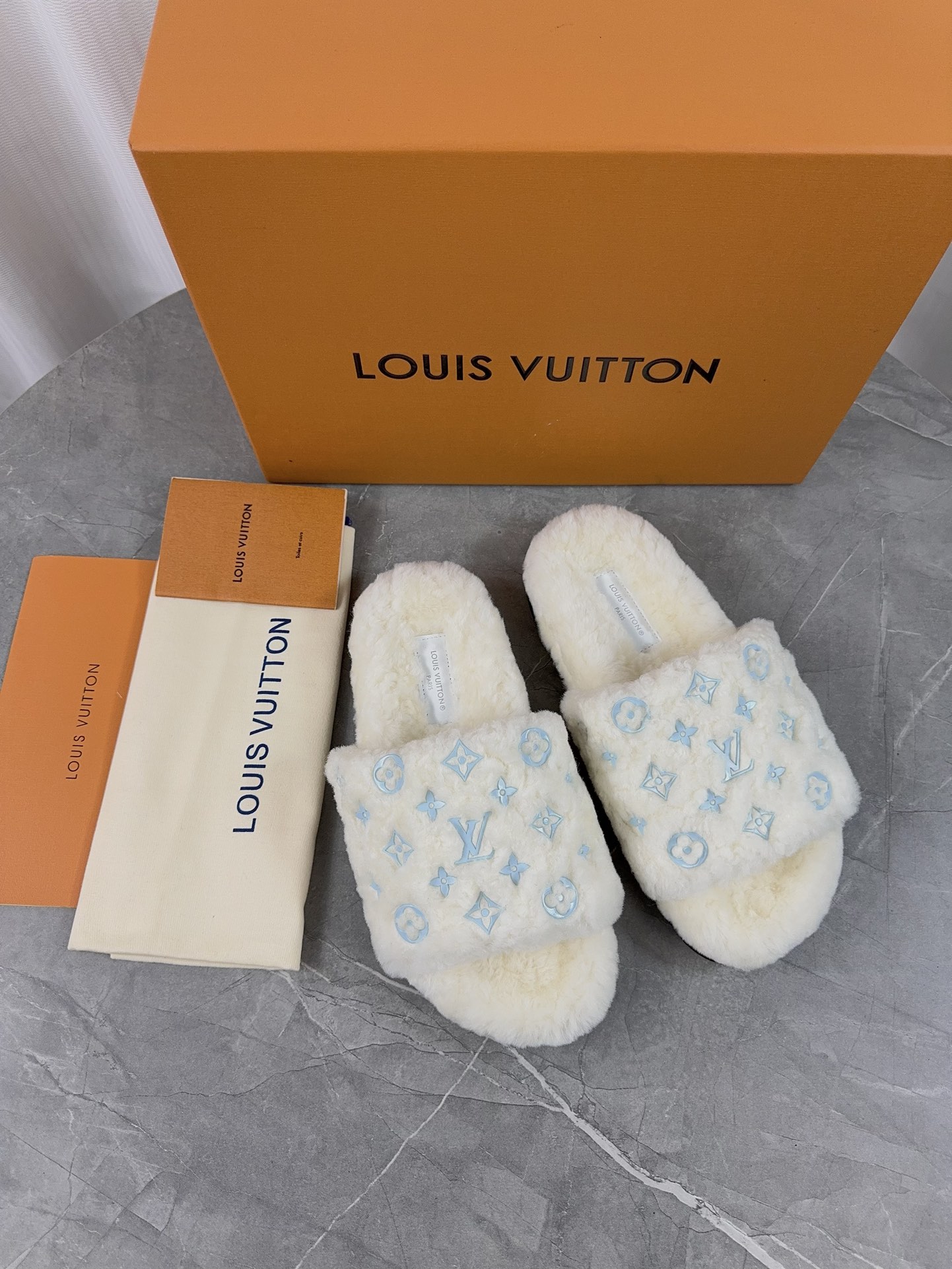 LV 原單毛毛拖鞋 白色藍紋冬季經典款｜歐美奢侈品精品推薦