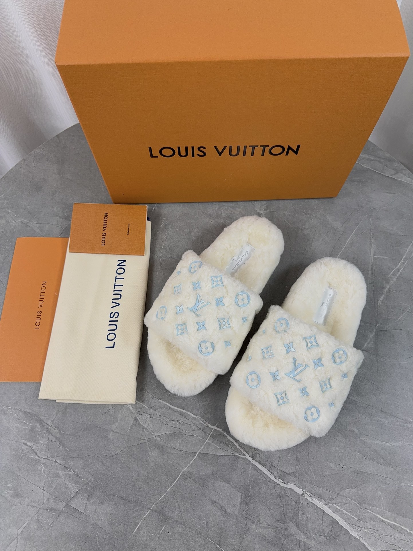 LV 原單毛毛拖鞋 白色藍紋冬季經典款｜歐美奢侈品精品推薦