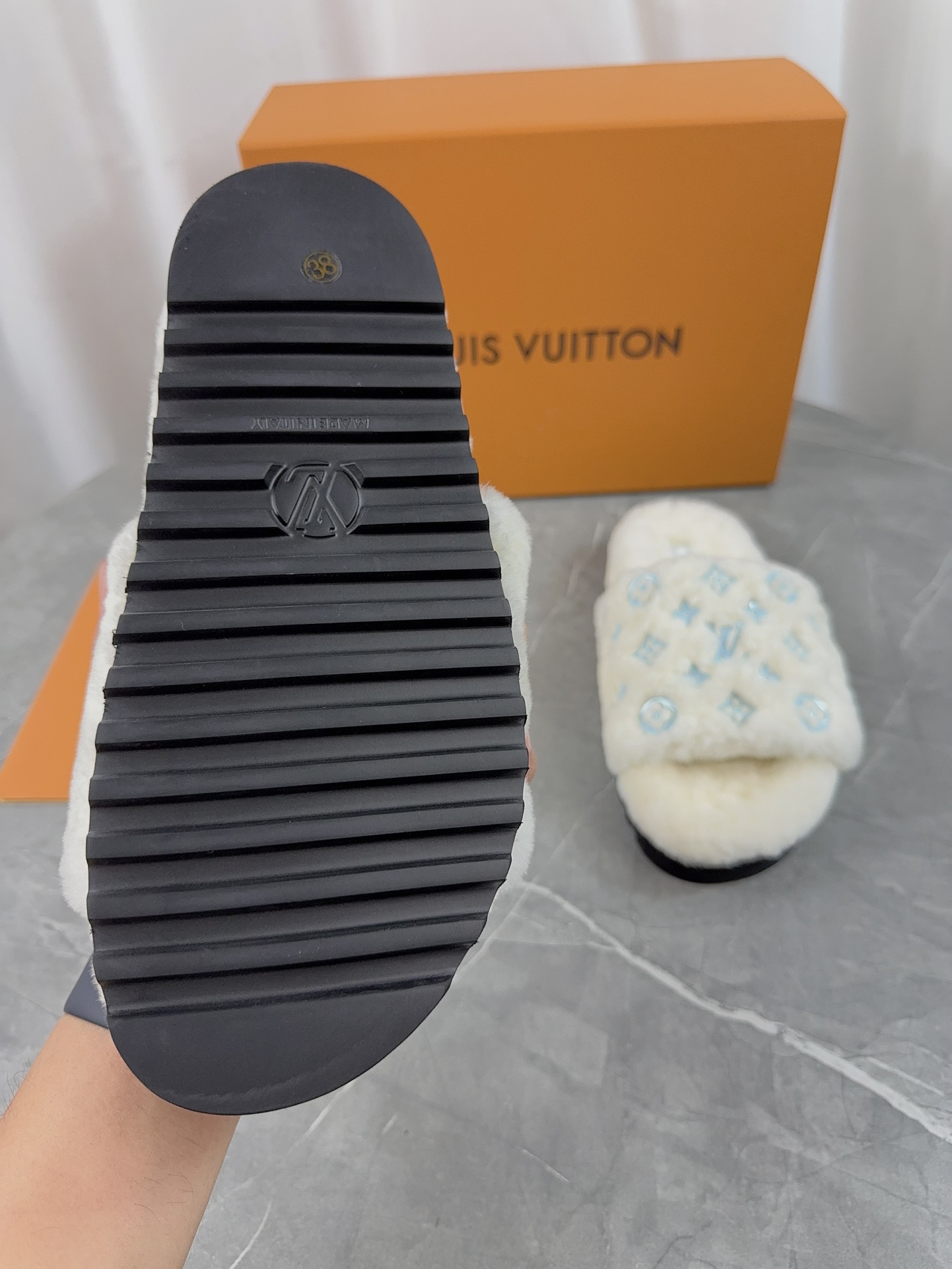 LV 原單毛毛拖鞋 白色藍紋冬季經典款｜歐美奢侈品精品推薦