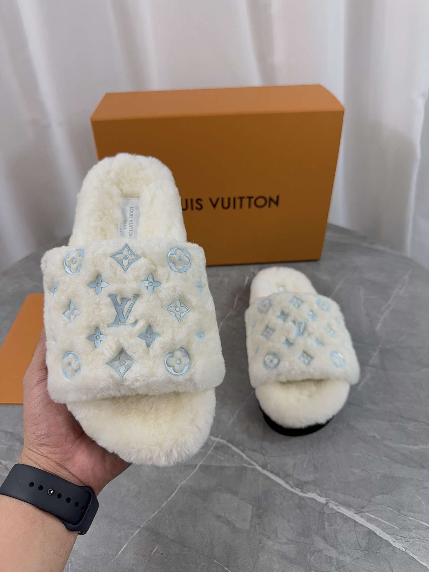 LV 原單毛毛拖鞋 白色藍紋冬季經典款｜歐美奢侈品精品推薦