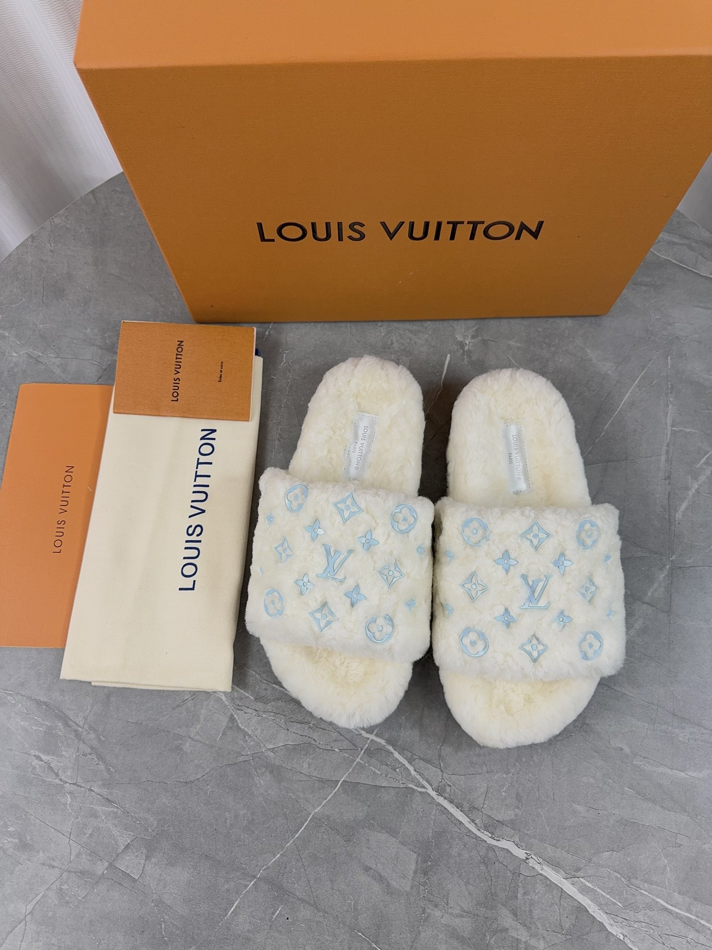 LV 原單毛毛拖鞋 白色藍紋冬季經典款｜歐美奢侈品精品推薦