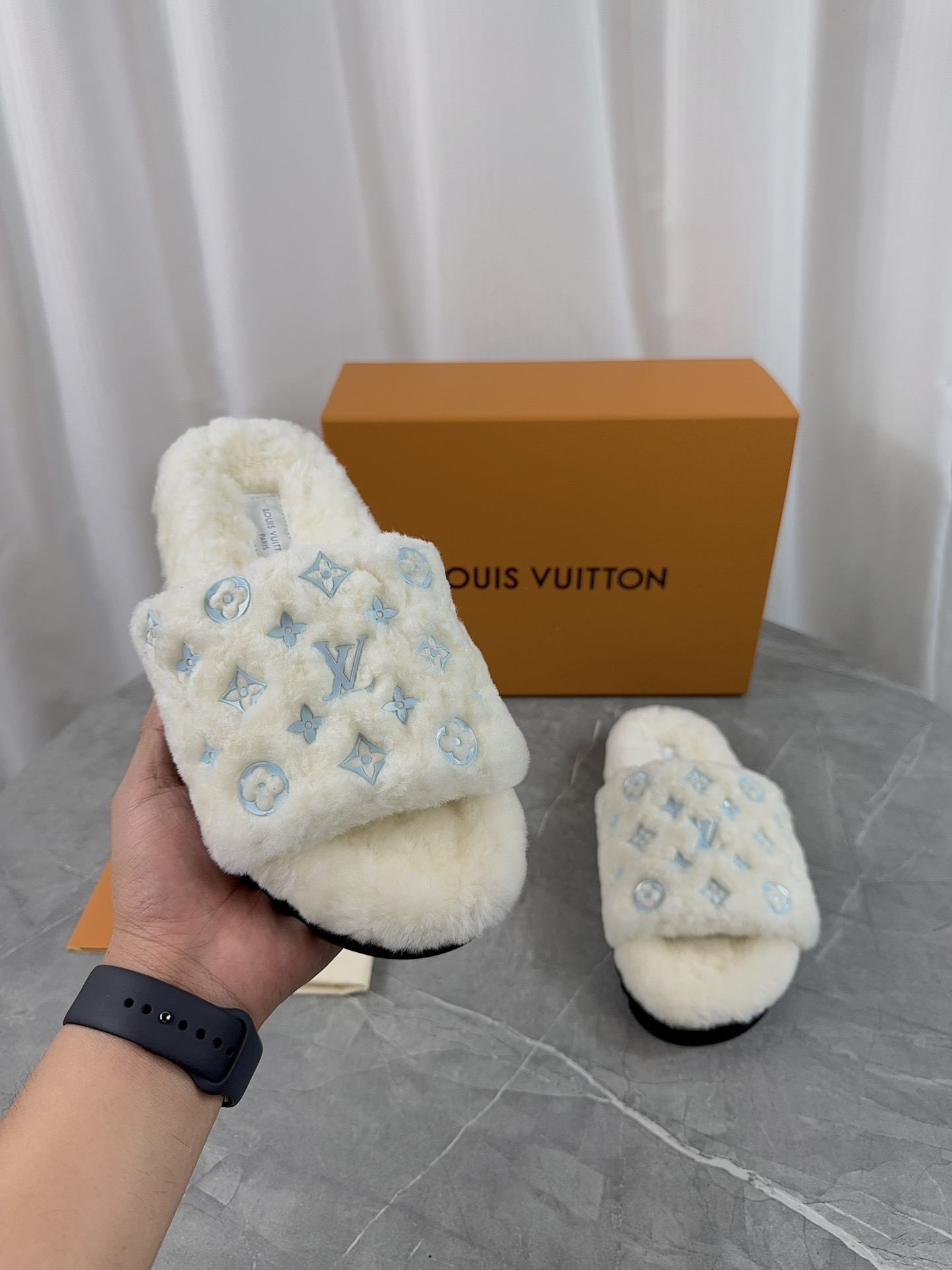 LV 原單毛毛拖鞋 白色藍紋冬季經典款｜歐美奢侈品精品推薦