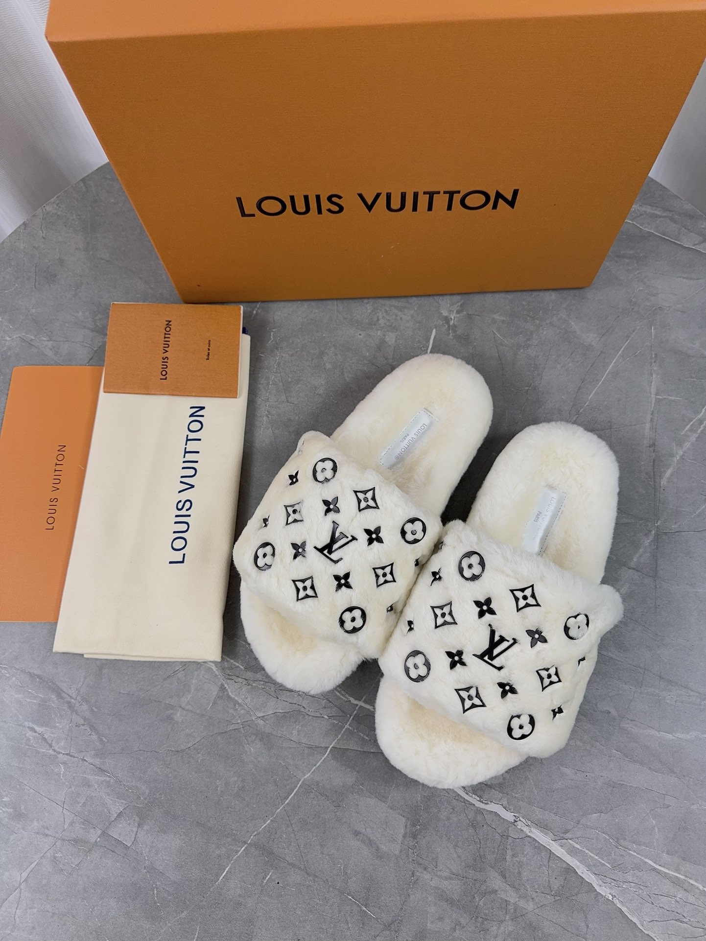 LV 高仿毛毛拖鞋 白色黑紋經典對比款｜歐美奢侈品精品推薦