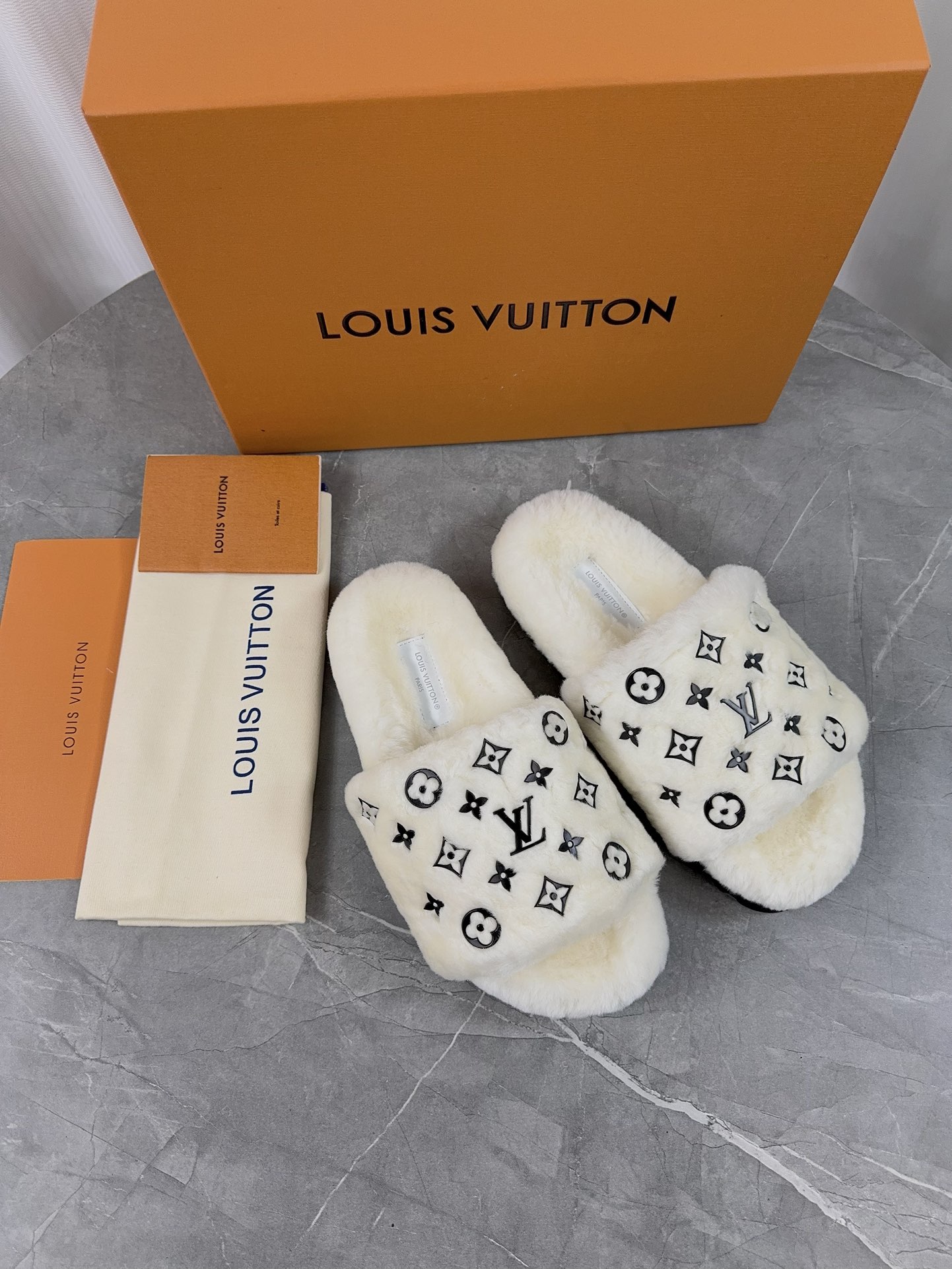 LV 高仿毛毛拖鞋 白色黑紋經典對比款｜歐美奢侈品精品推薦