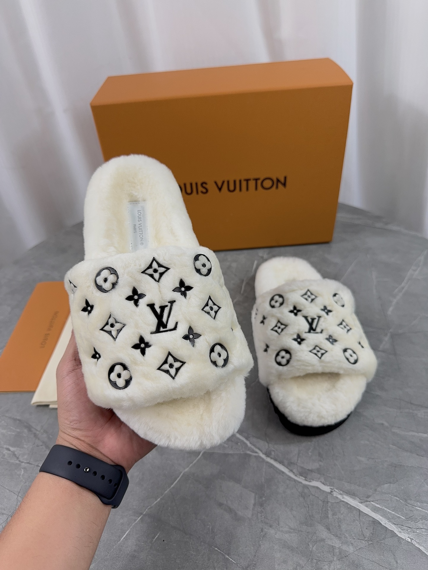 LV 高仿毛毛拖鞋 白色黑紋經典對比款｜歐美奢侈品精品推薦