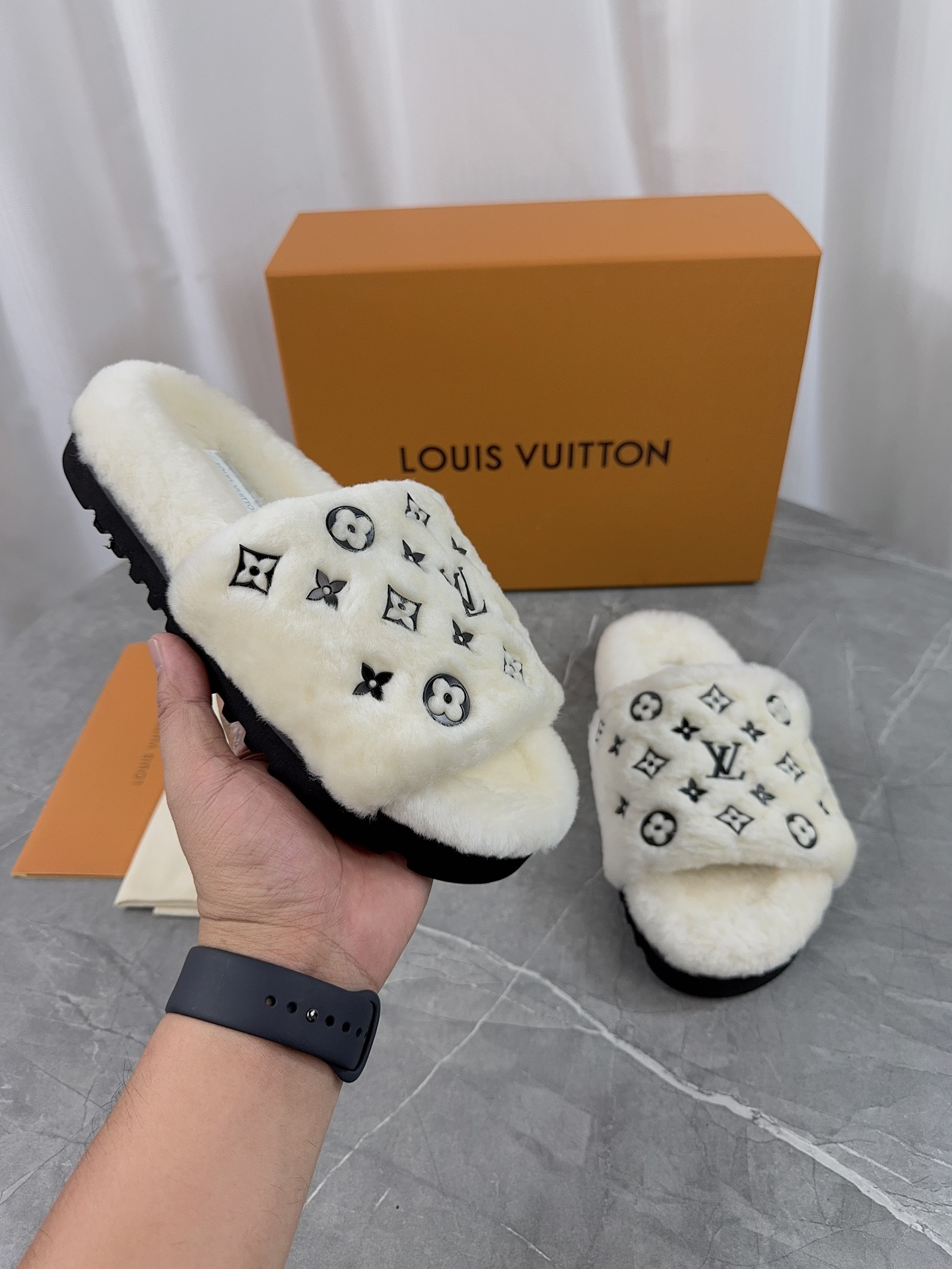 LV 高仿毛毛拖鞋 白色黑紋經典對比款｜歐美奢侈品精品推薦