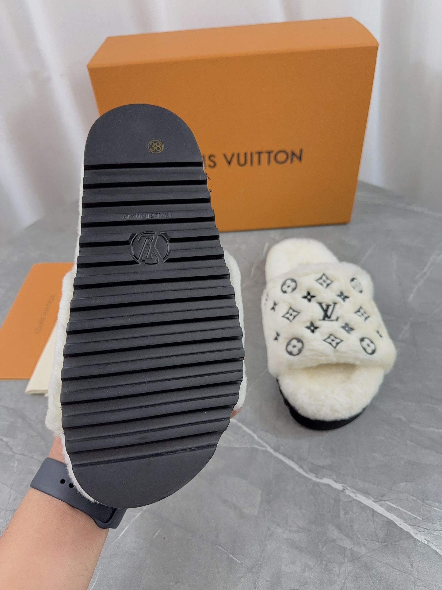 LV 高仿毛毛拖鞋 白色黑紋經典對比款｜歐美奢侈品精品推薦