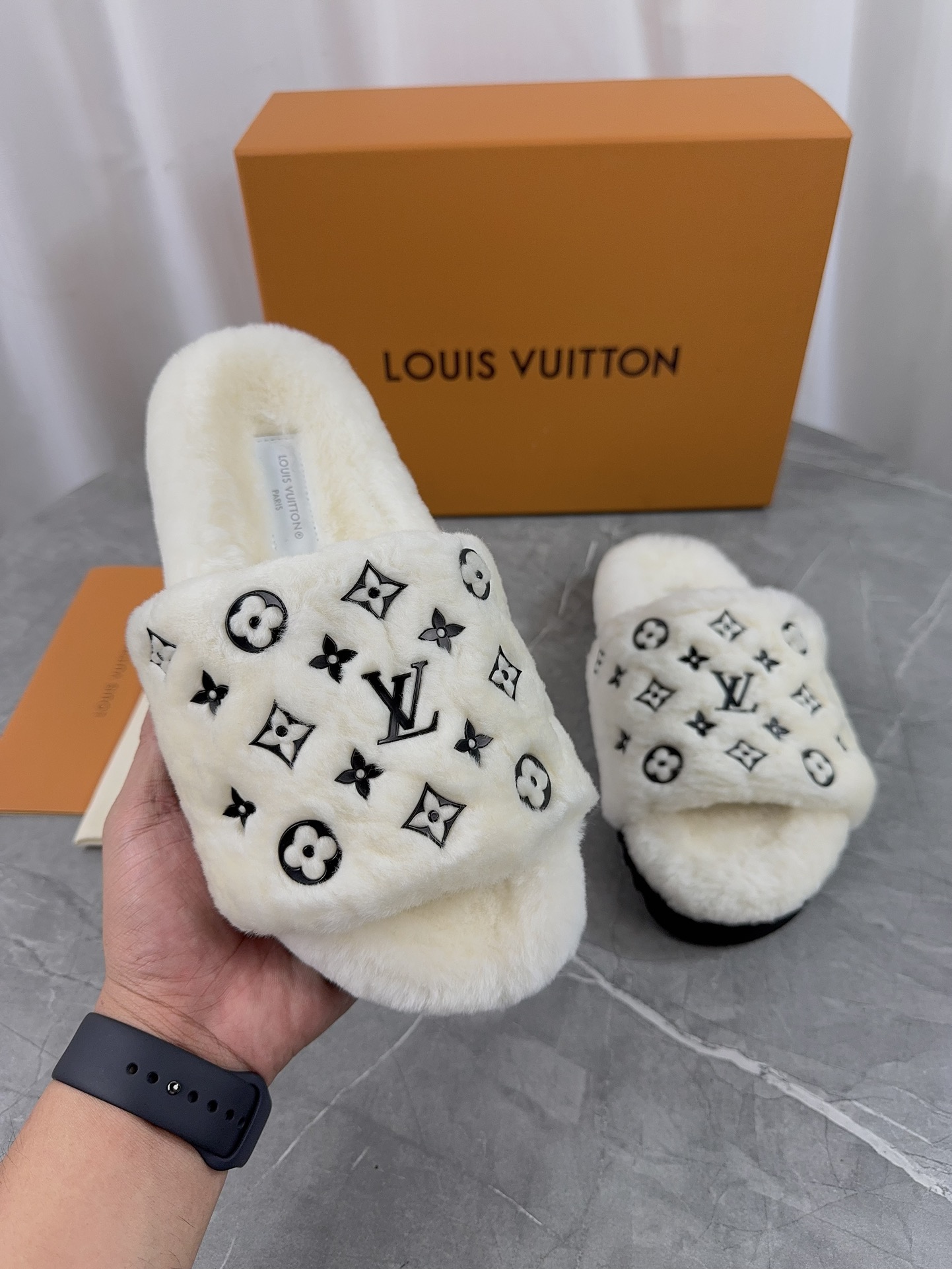 LV 高仿毛毛拖鞋 白色黑紋經典對比款｜歐美奢侈品精品推薦