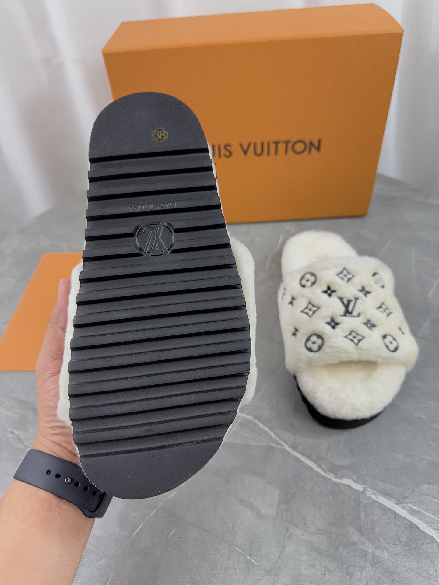 LV 高仿毛毛拖鞋 白色黑紋經典對比款｜歐美奢侈品精品推薦