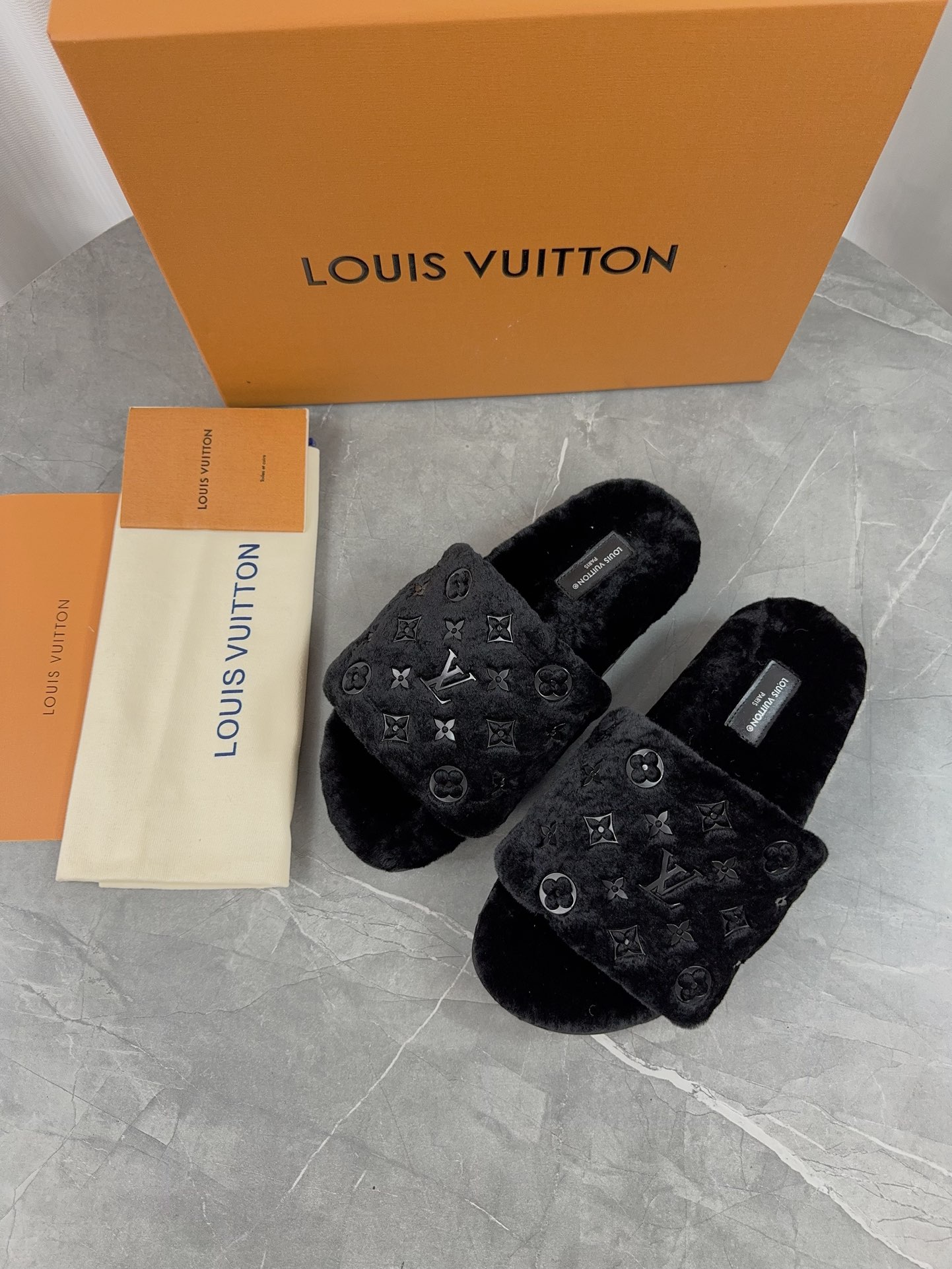 LV 高仿毛絨拖鞋 黑色經典花紋 舒適百搭款｜歐美奢侈品精品推薦