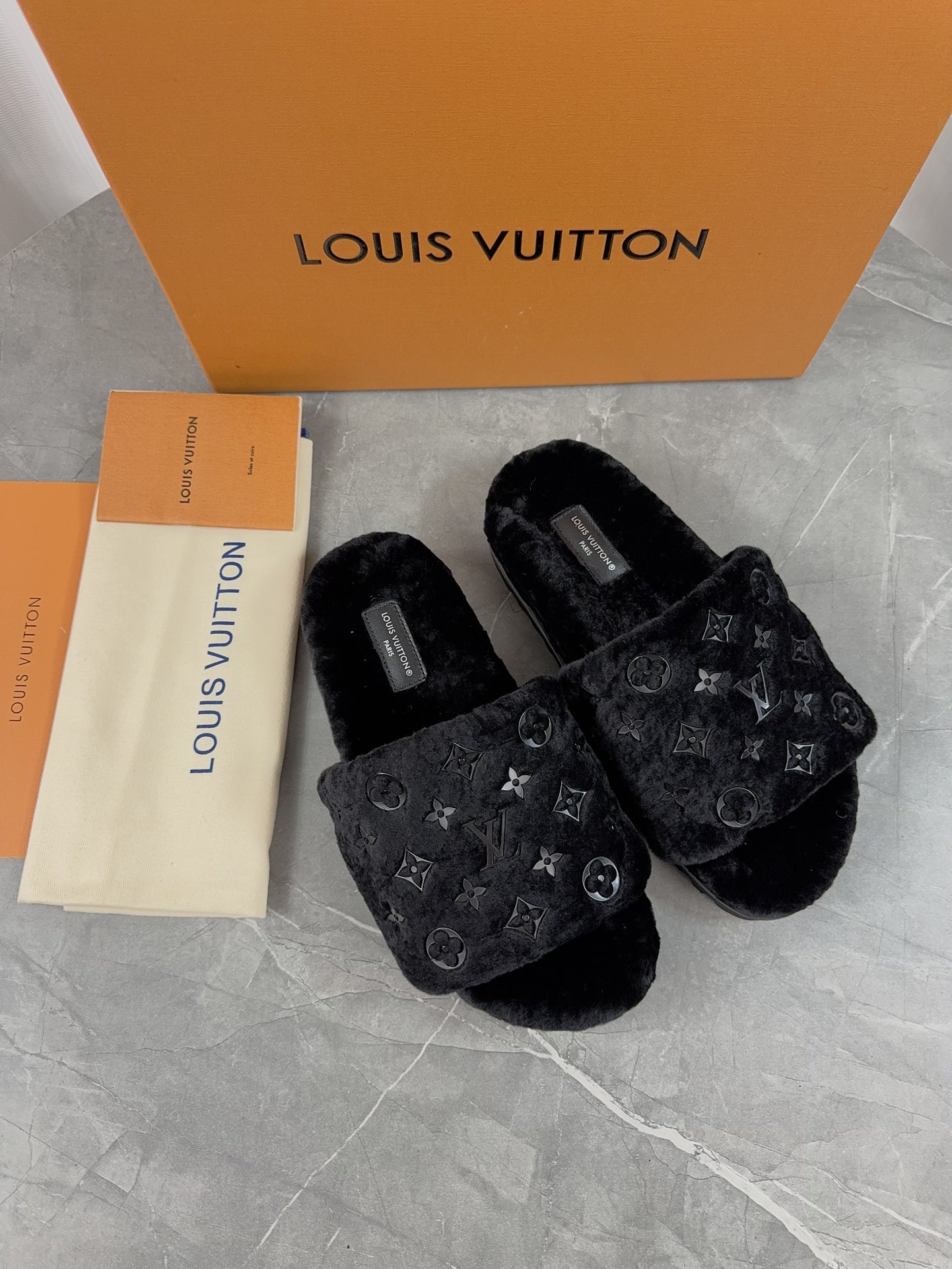 LV 高仿毛絨拖鞋 黑色經典花紋 舒適百搭款｜歐美奢侈品精品推薦