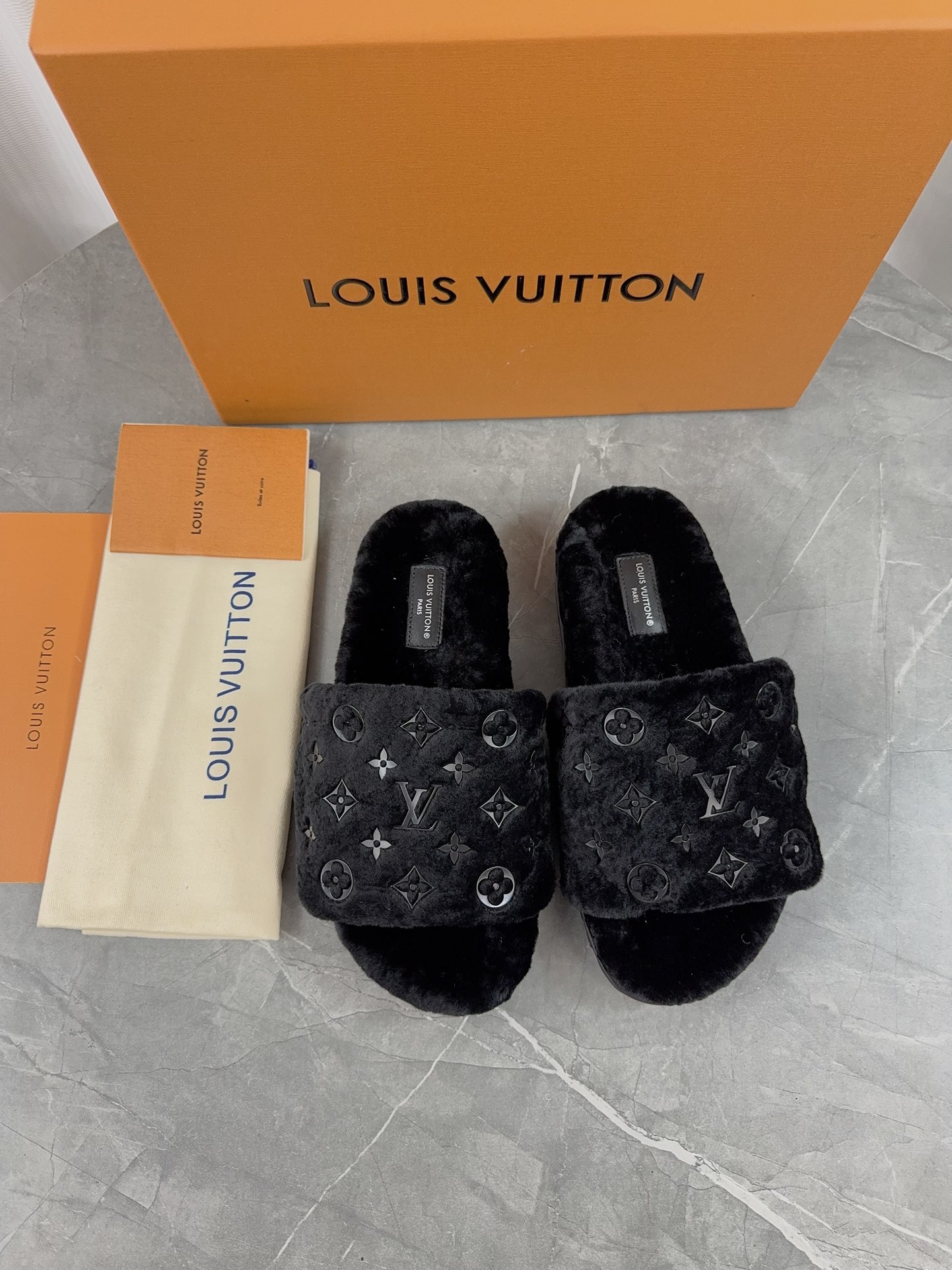 LV 高仿毛絨拖鞋 黑色經典花紋 舒適百搭款｜歐美奢侈品精品推薦