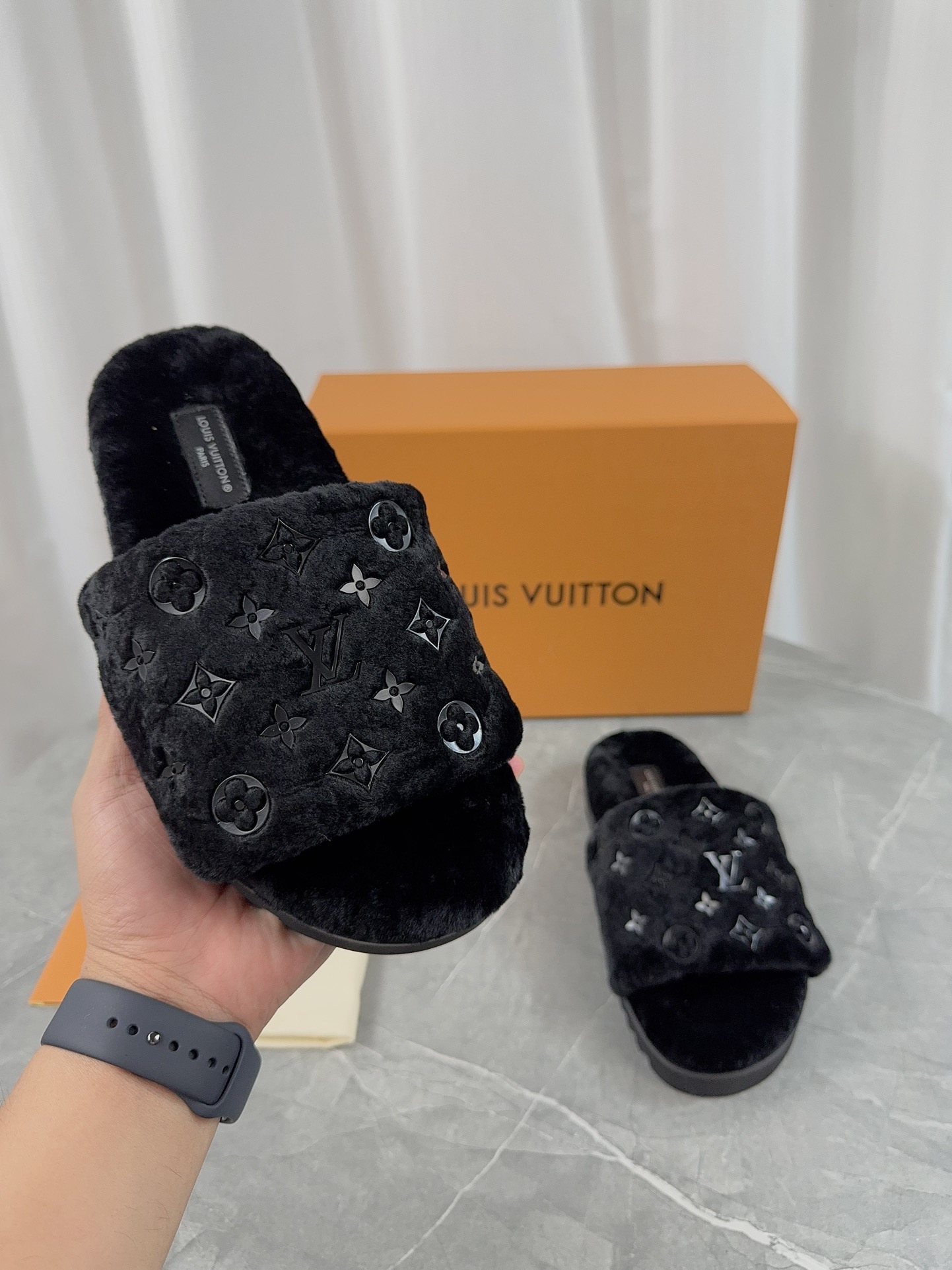 LV 高仿毛絨拖鞋 黑色經典花紋 舒適百搭款｜歐美奢侈品精品推薦