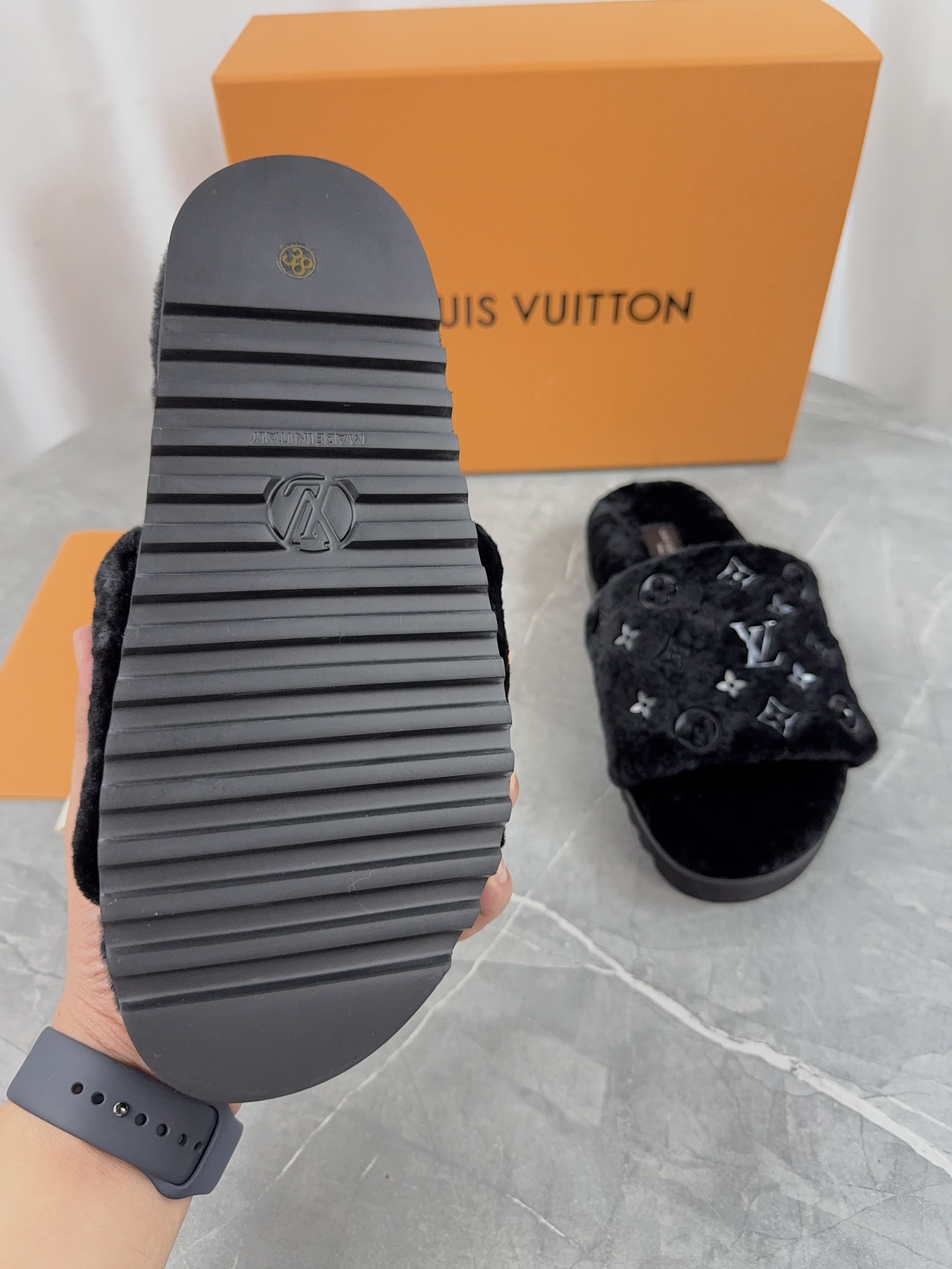 LV 高仿毛絨拖鞋 黑色經典花紋 舒適百搭款｜歐美奢侈品精品推薦