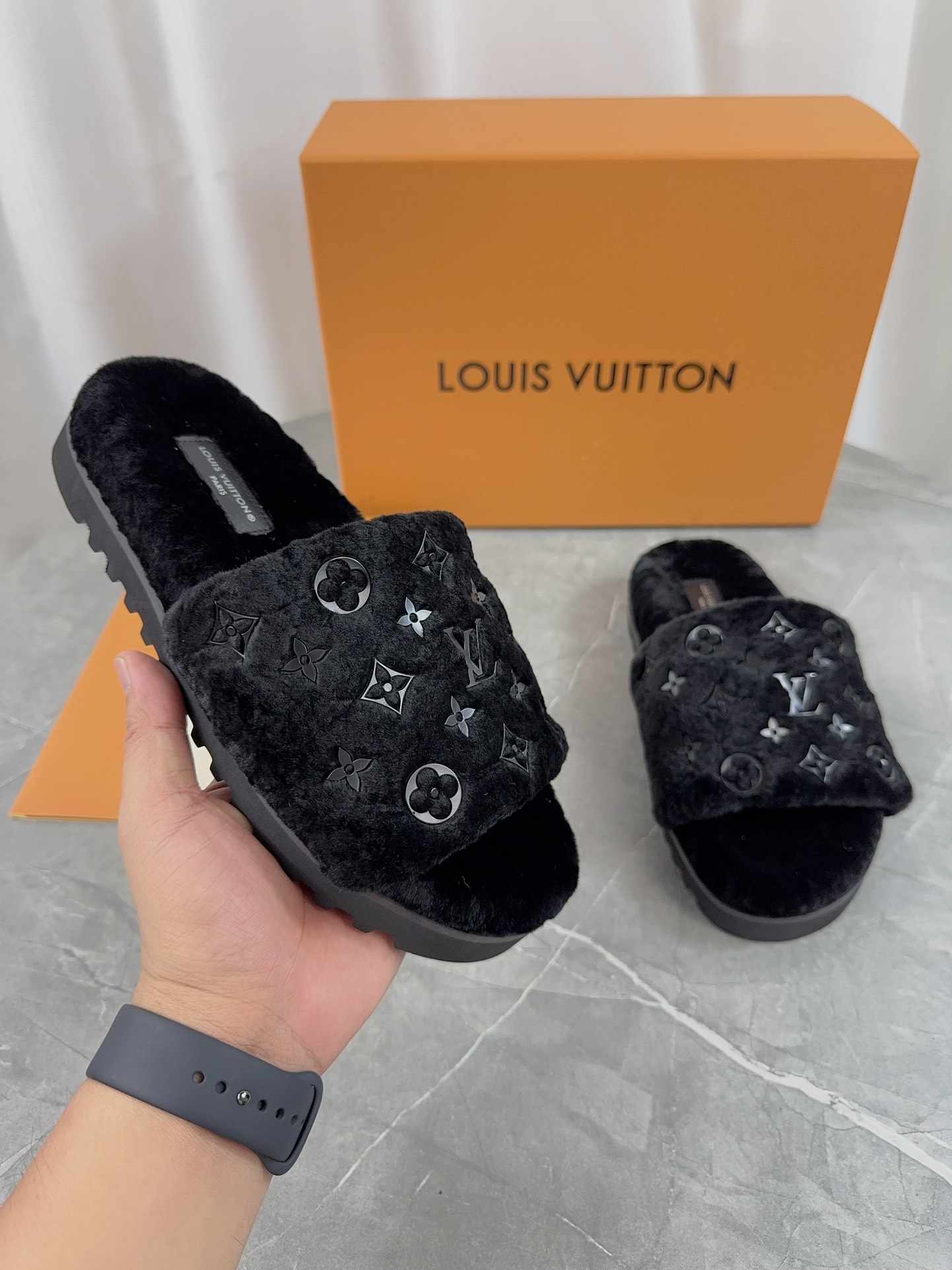 LV 高仿毛絨拖鞋 黑色經典花紋 舒適百搭款｜歐美奢侈品精品推薦