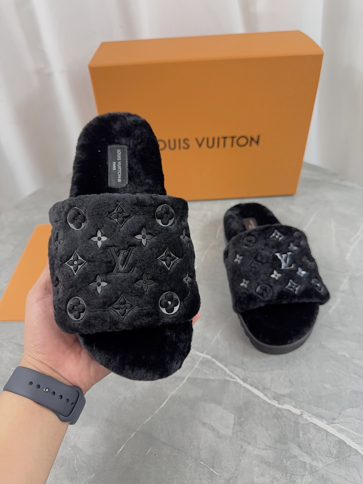 LV 高仿毛絨拖鞋 黑色經典花紋 舒適百搭款｜歐美奢侈品精品推薦