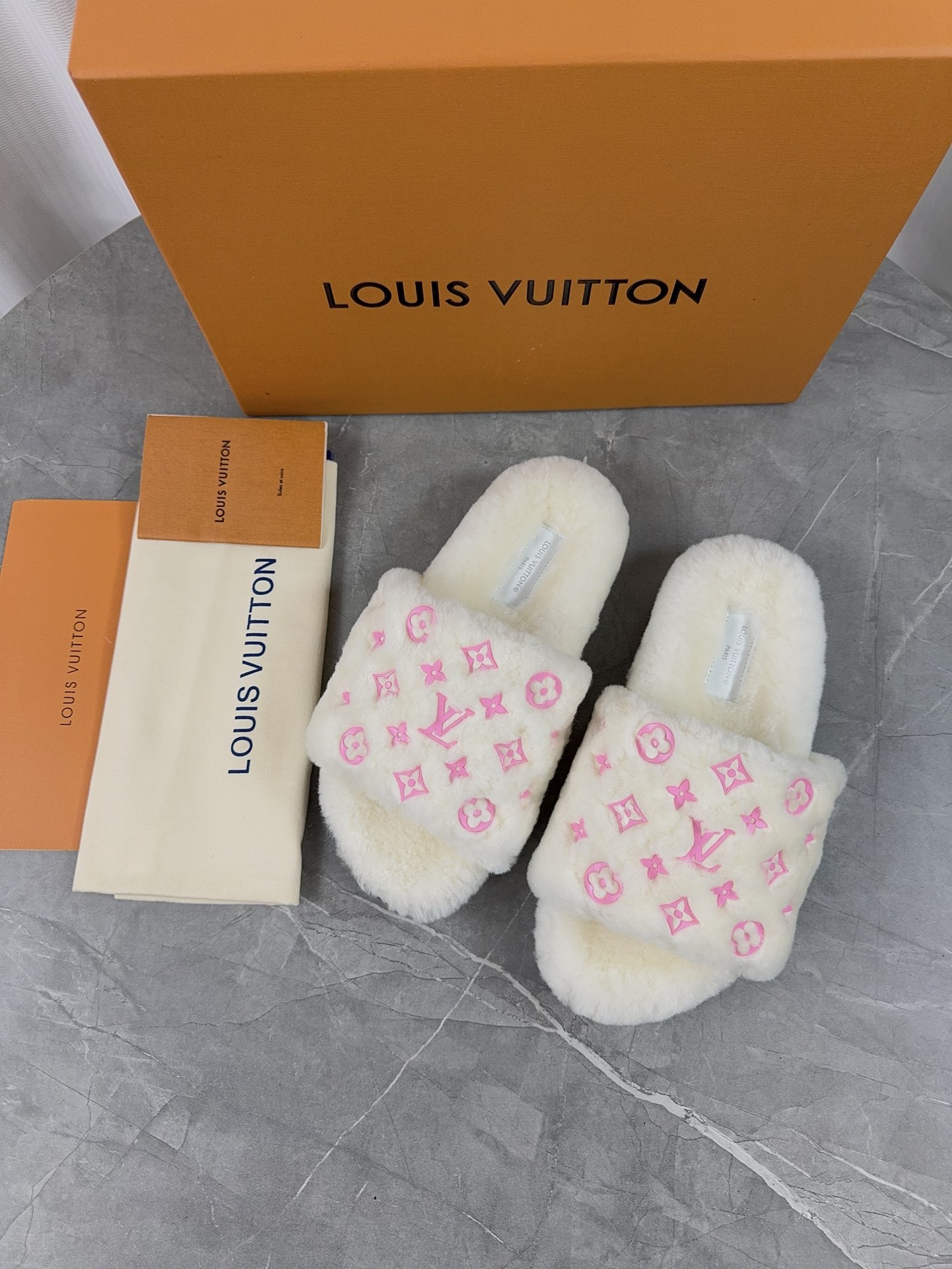 LV 原單毛絨拖鞋 奶白粉色Logo 溫柔甜美款｜歐美奢侈品精品推薦