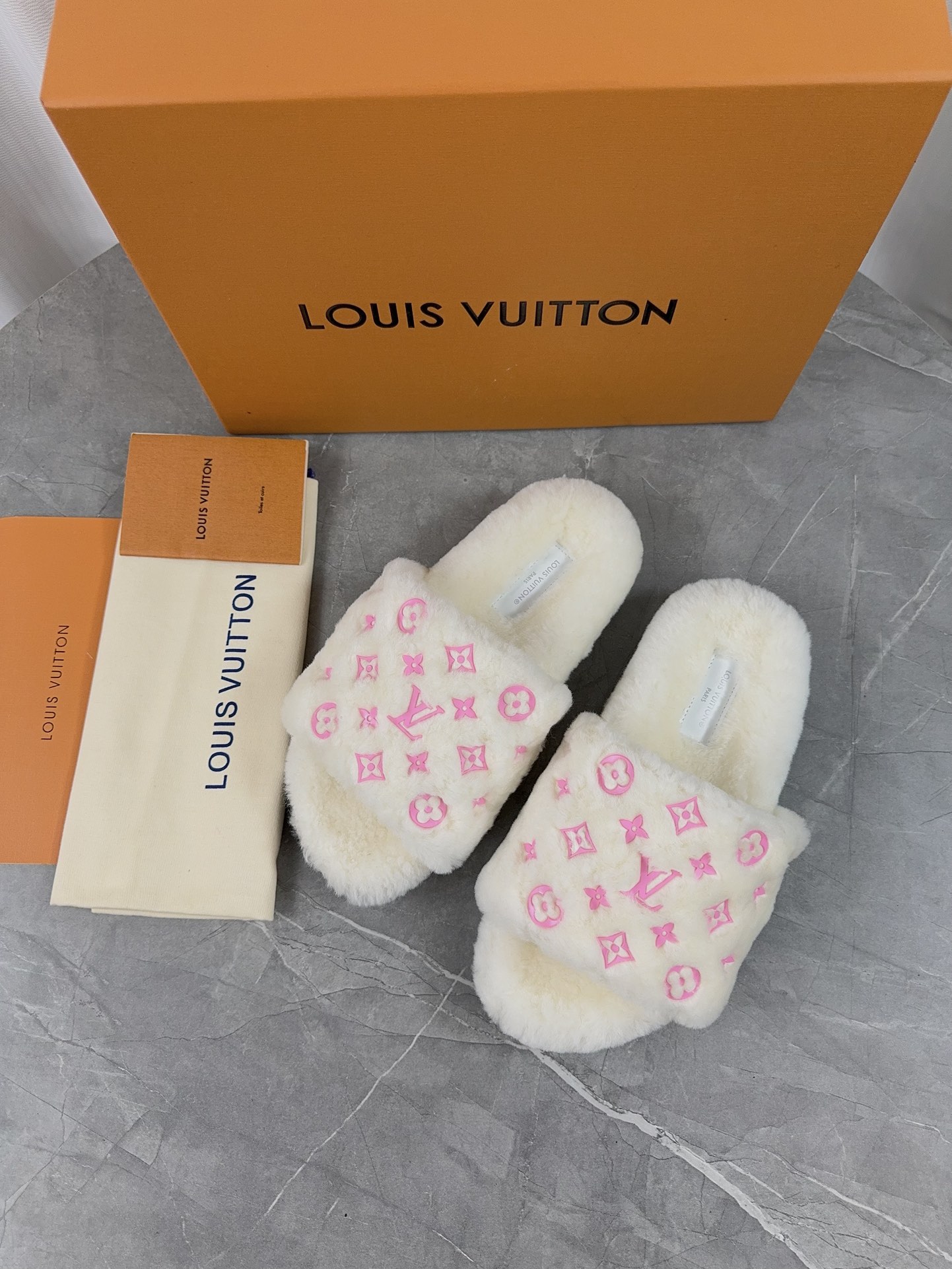 LV 原單毛絨拖鞋 奶白粉色Logo 溫柔甜美款｜歐美奢侈品精品推薦