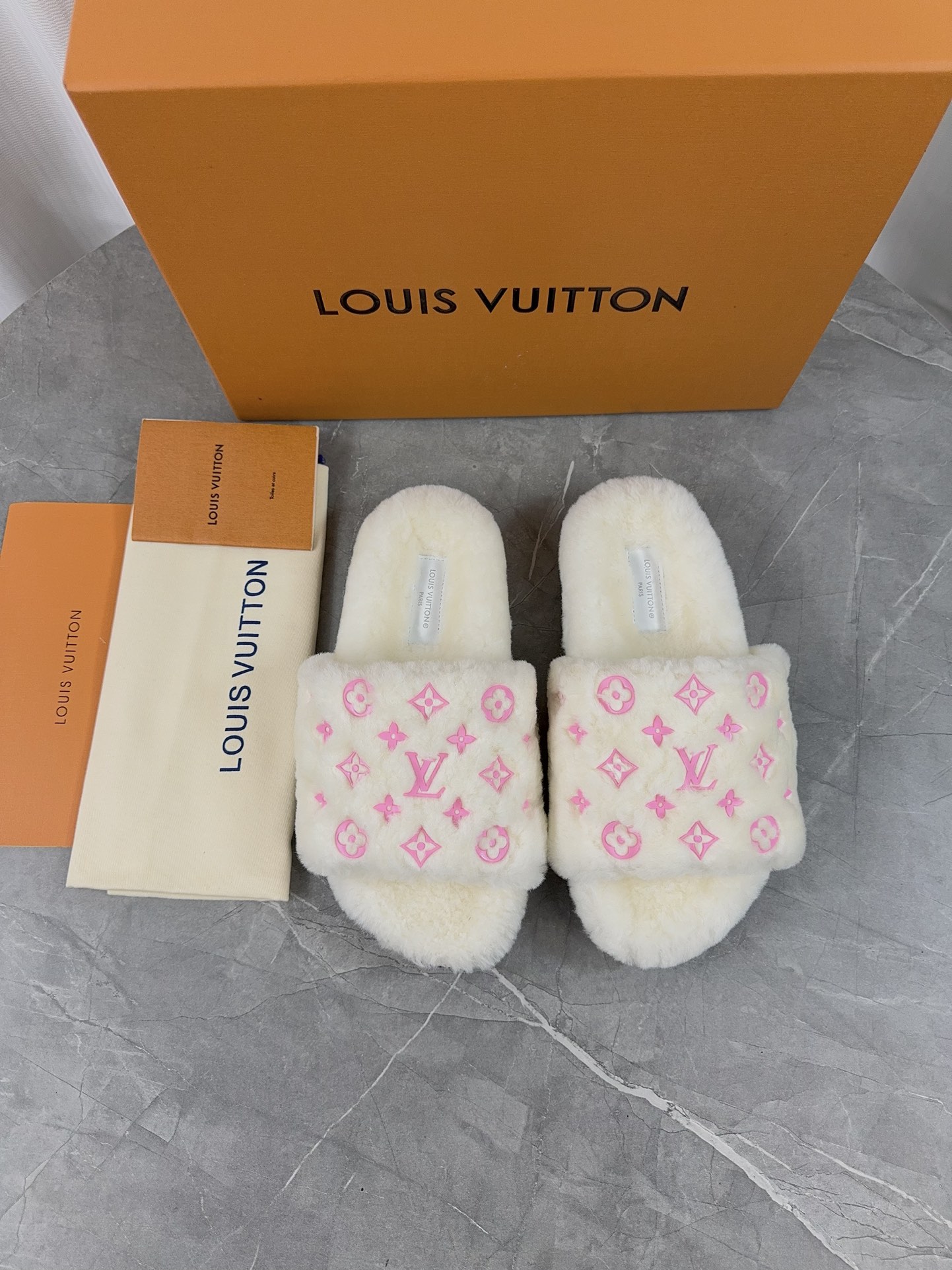 LV 原單毛絨拖鞋 奶白粉色Logo 溫柔甜美款｜歐美奢侈品精品推薦