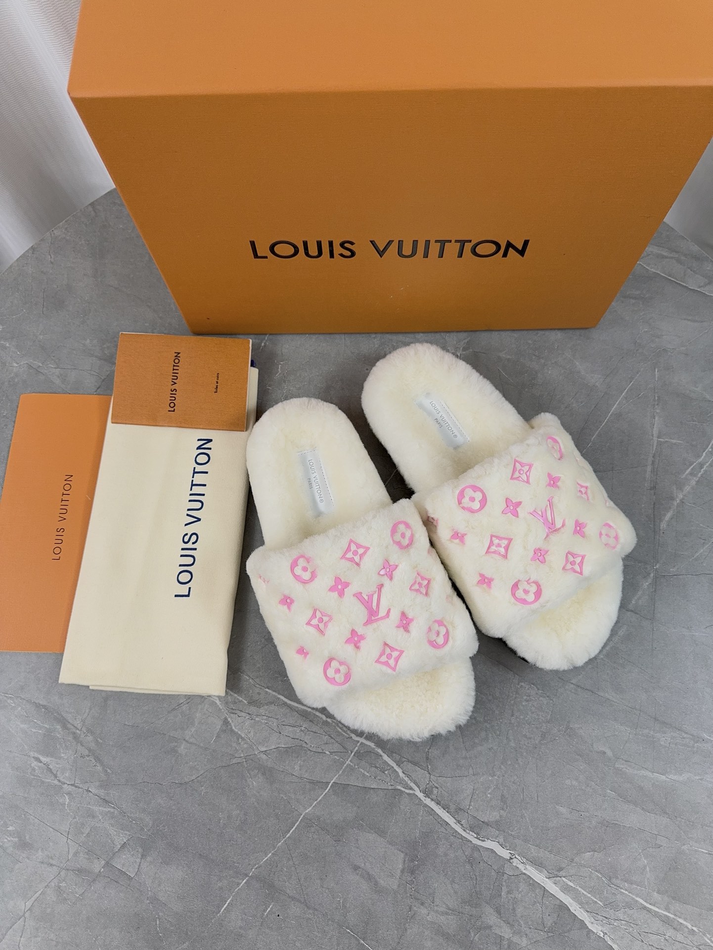 LV 原單毛絨拖鞋 奶白粉色Logo 溫柔甜美款｜歐美奢侈品精品推薦