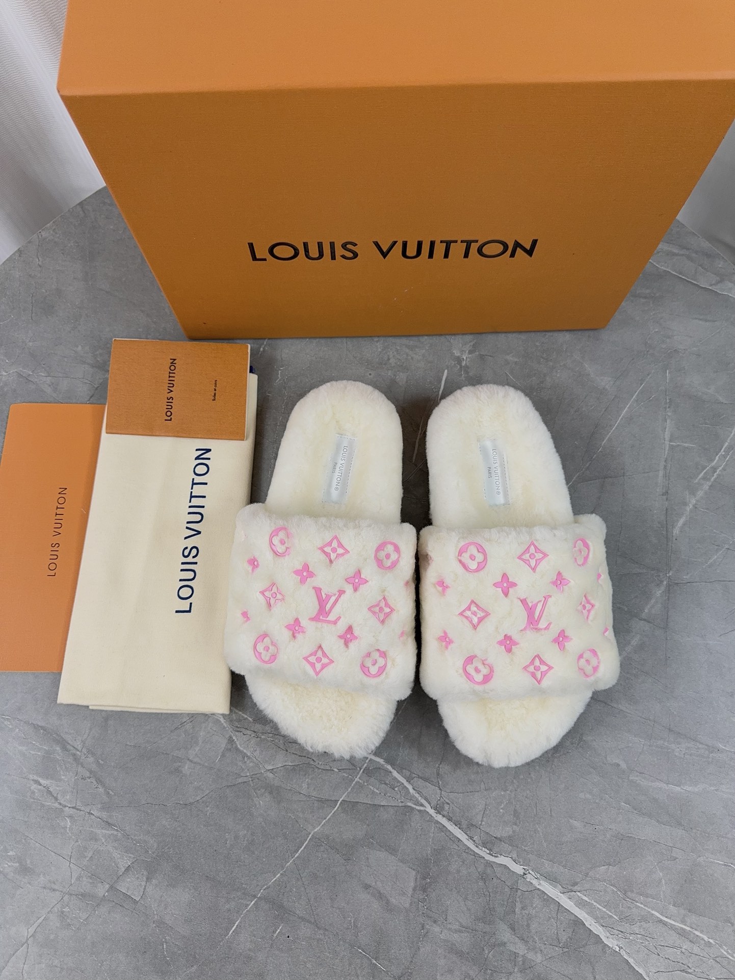 LV 原單毛絨拖鞋 奶白粉色Logo 溫柔甜美款｜歐美奢侈品精品推薦