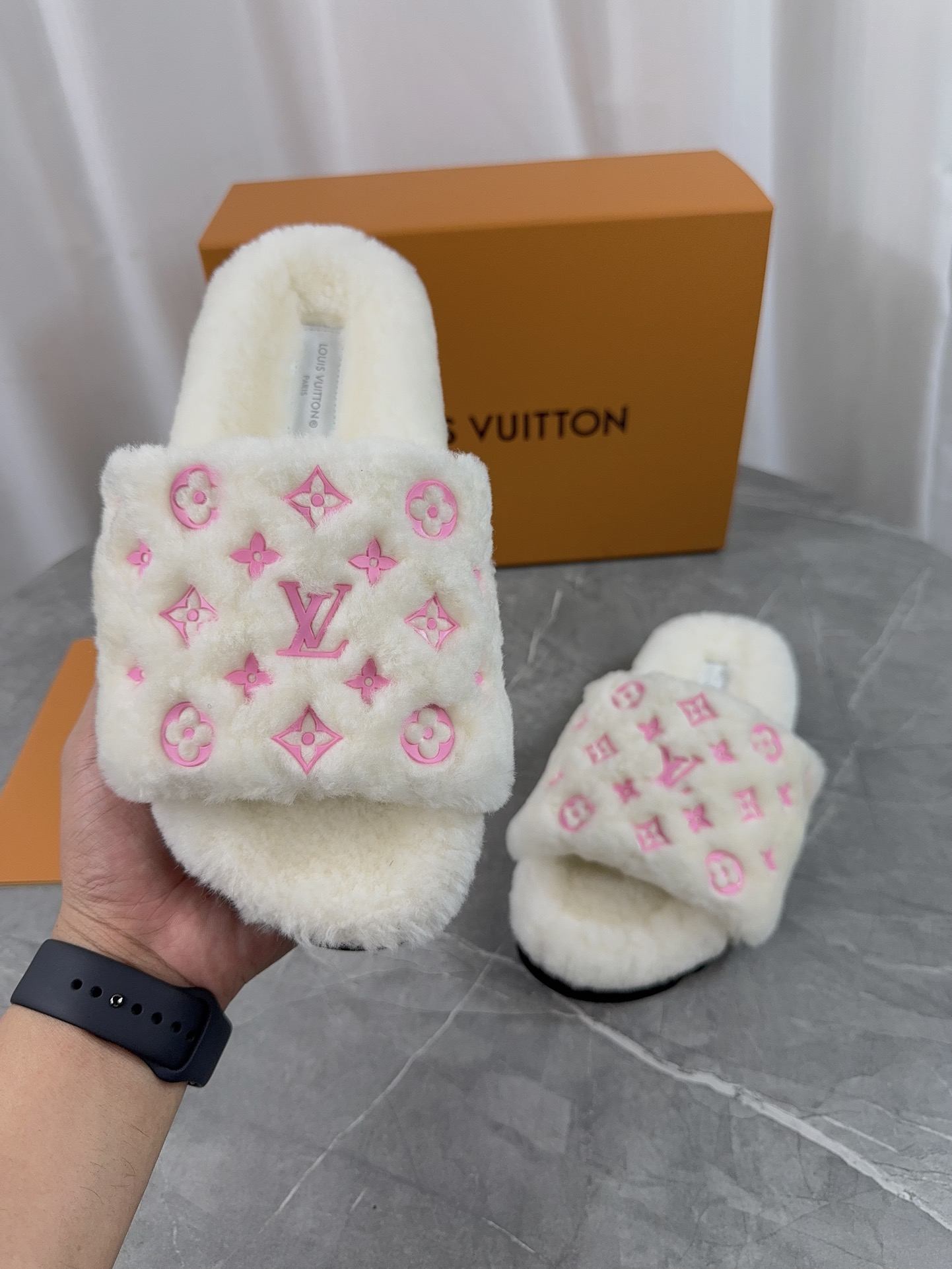 LV 原單毛絨拖鞋 奶白粉色Logo 溫柔甜美款｜歐美奢侈品精品推薦
