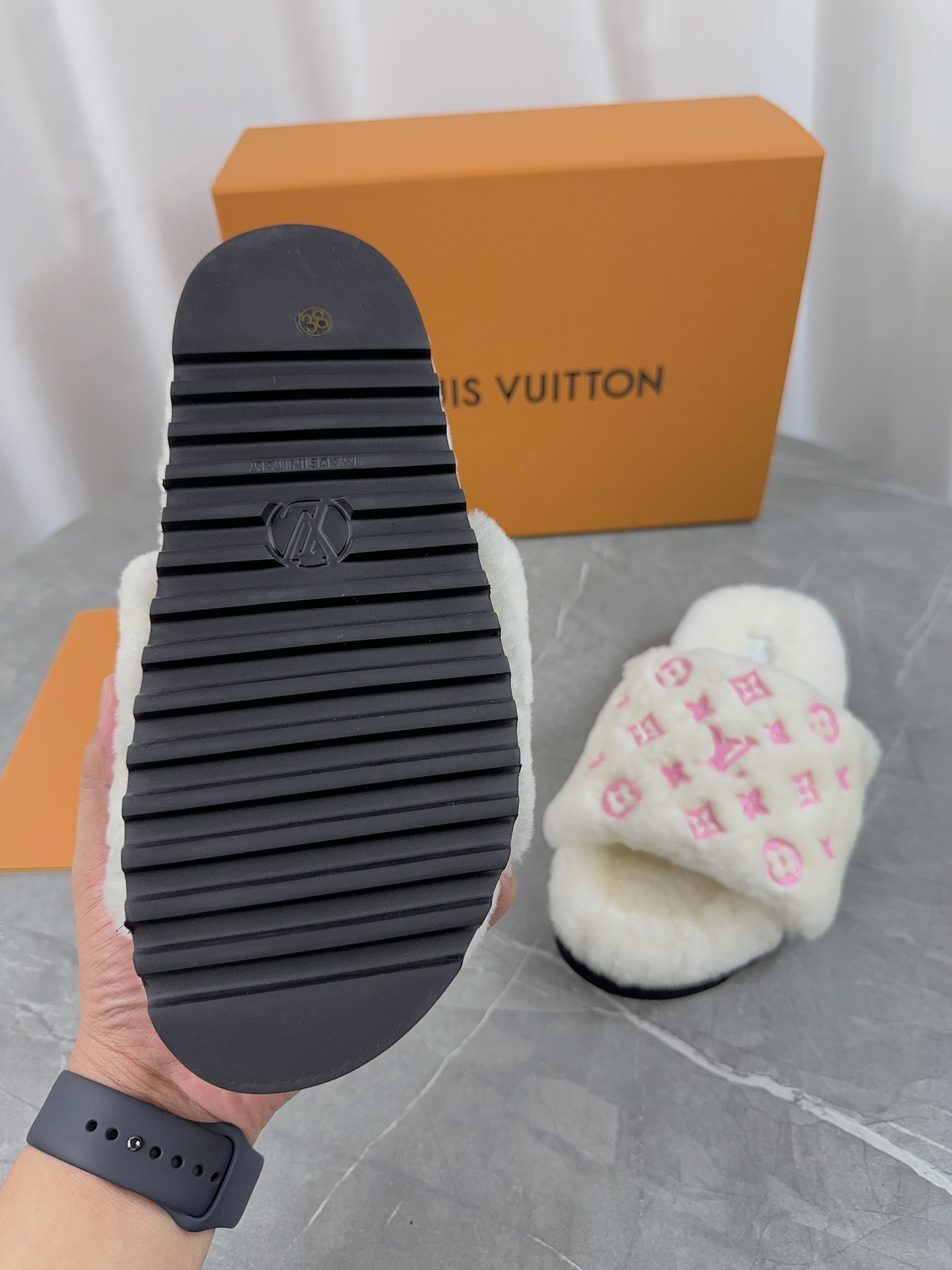 LV 原單毛絨拖鞋 奶白粉色Logo 溫柔甜美款｜歐美奢侈品精品推薦