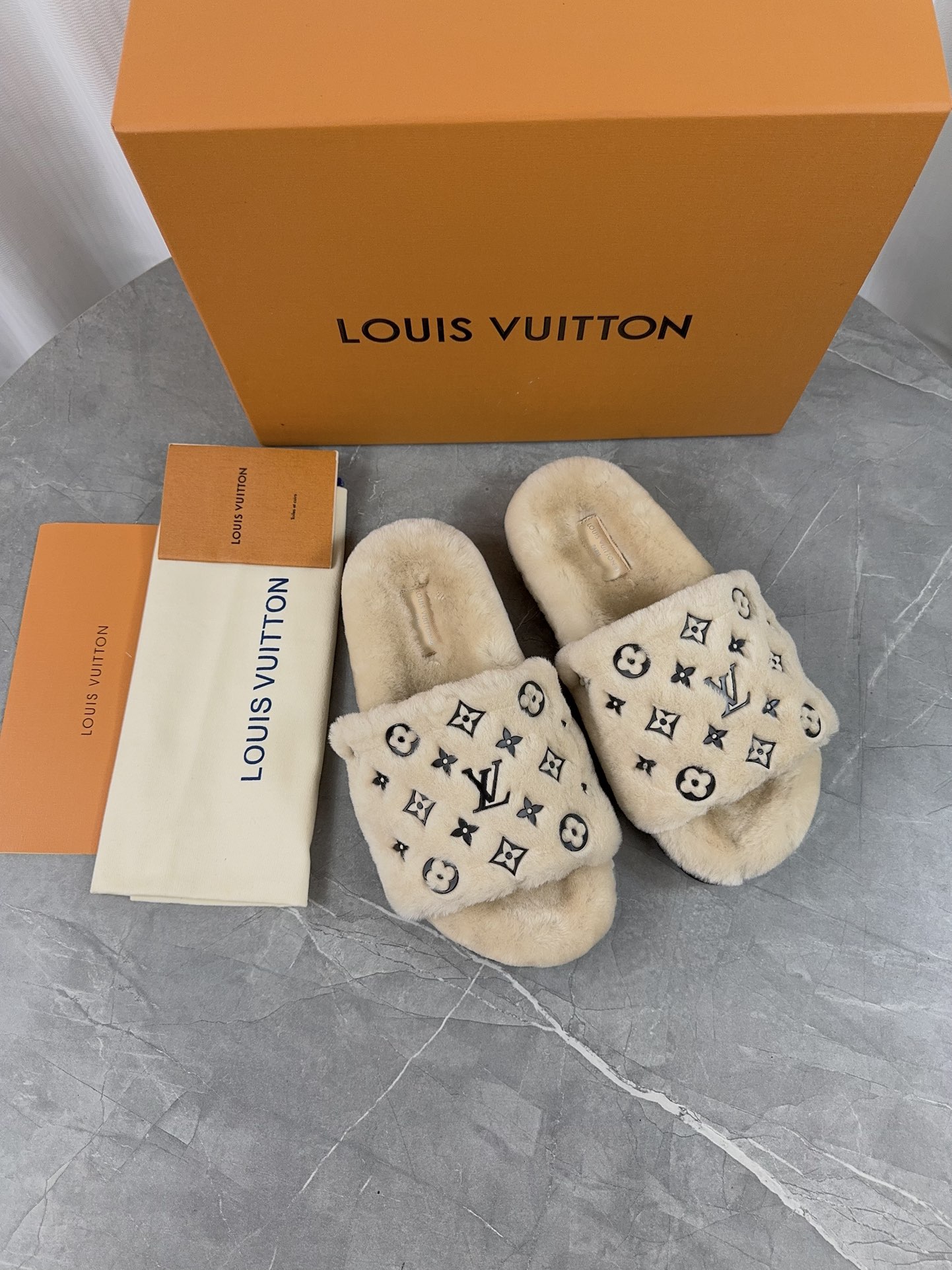 LV 高仿毛絨拖鞋 米色經典黑花紋 輕奢日常款｜歐美奢侈品精品推薦