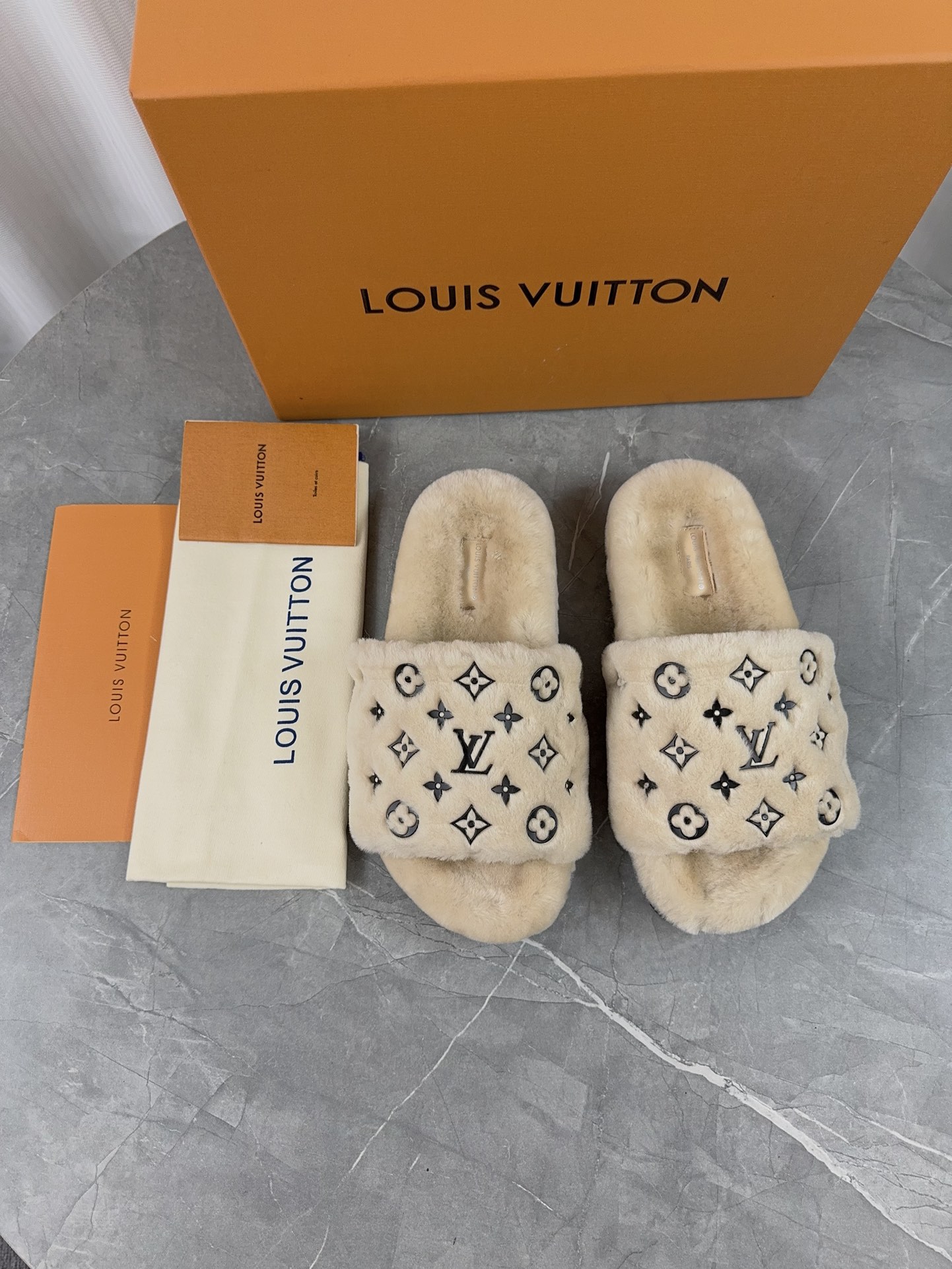 LV 高仿毛絨拖鞋 米色經典黑花紋 輕奢日常款｜歐美奢侈品精品推薦