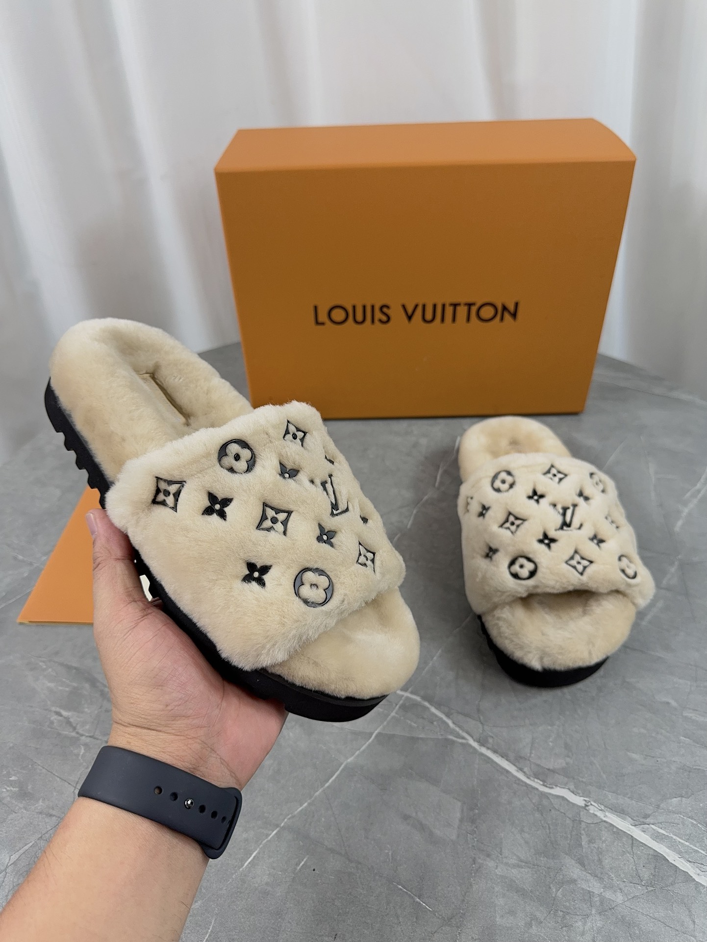 LV 高仿毛絨拖鞋 米色經典黑花紋 輕奢日常款｜歐美奢侈品精品推薦