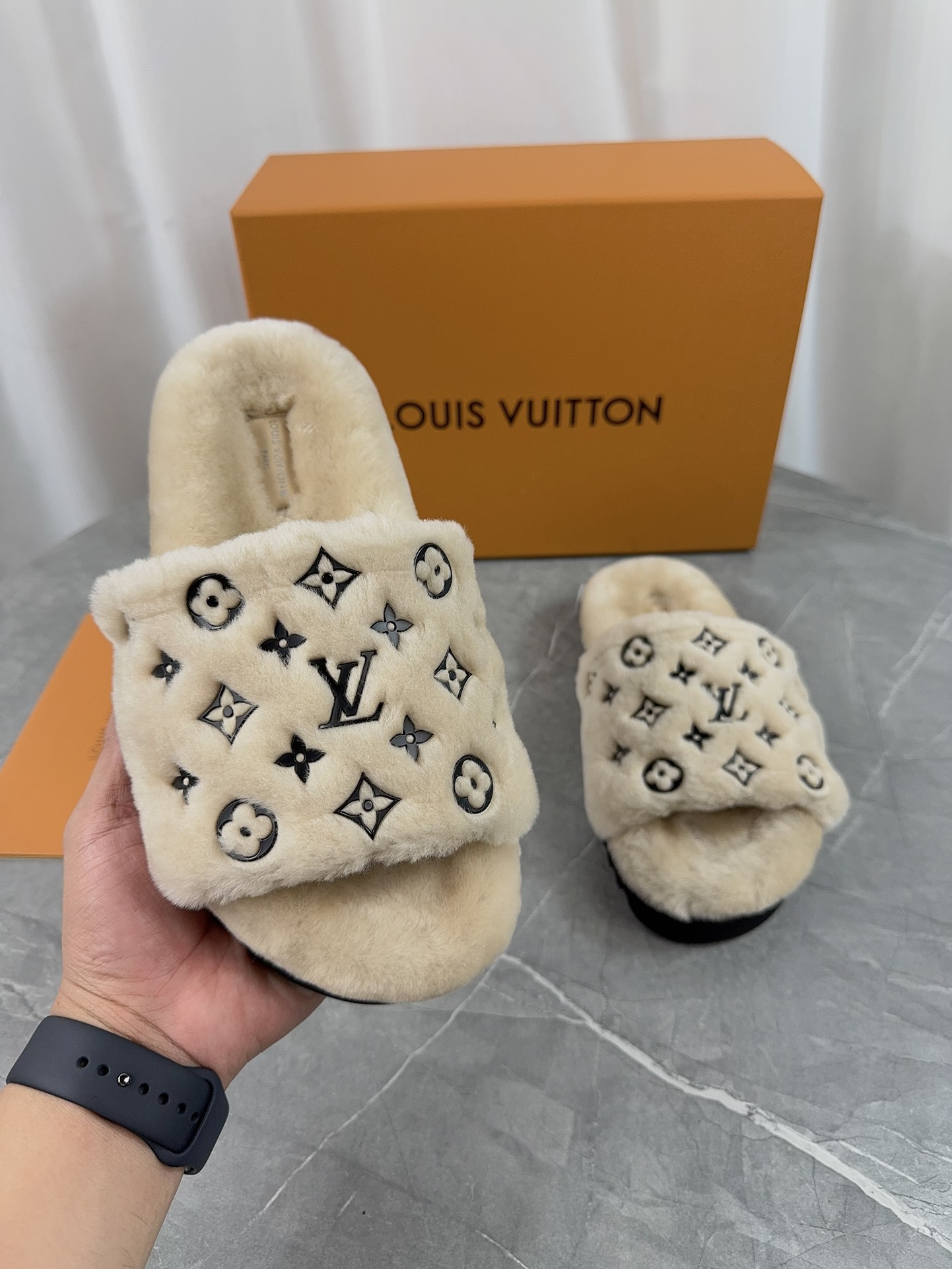 LV 高仿毛絨拖鞋 米色經典黑花紋 輕奢日常款｜歐美奢侈品精品推薦