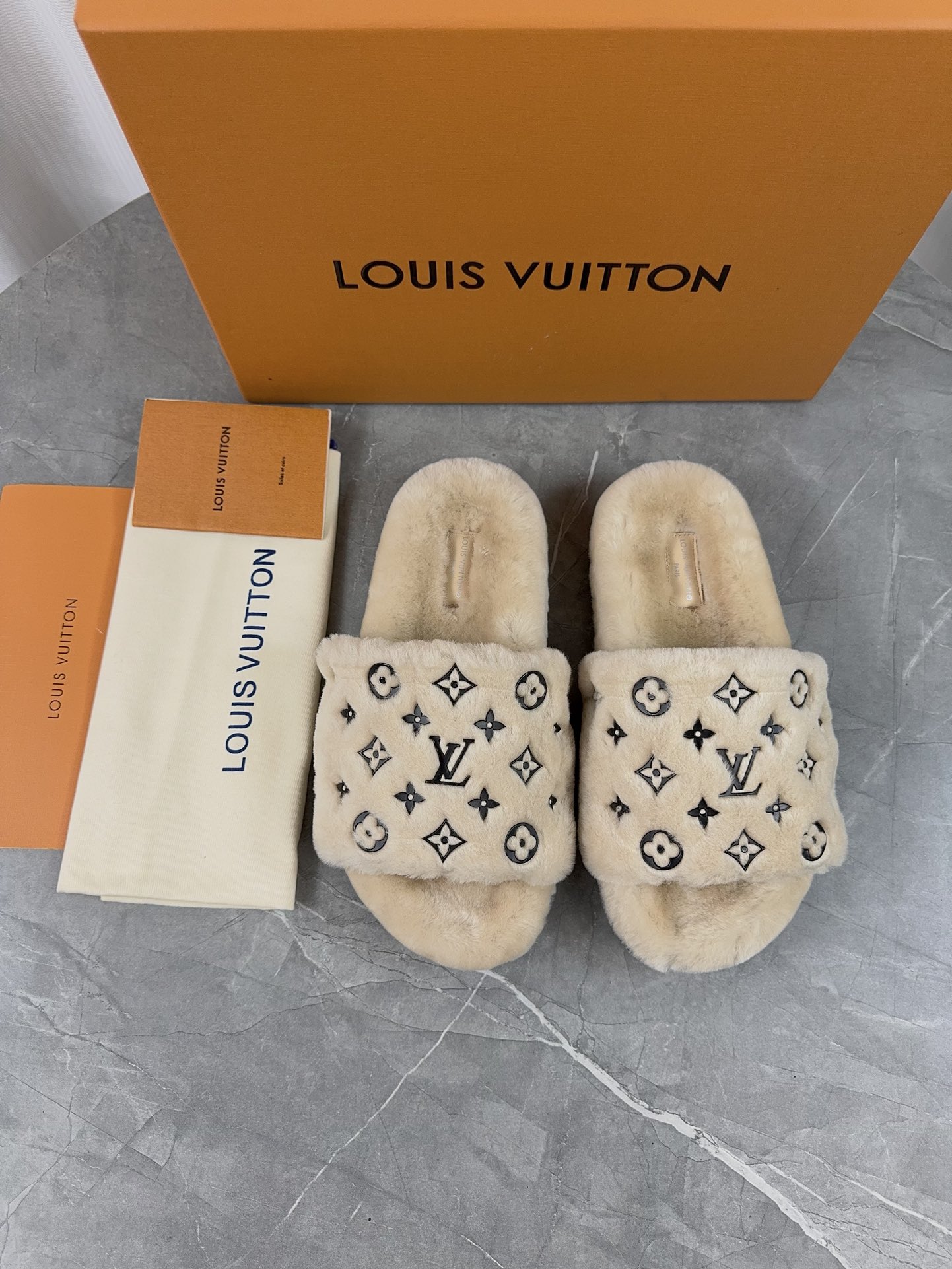 LV 高仿毛絨拖鞋 米色經典黑花紋 輕奢日常款｜歐美奢侈品精品推薦