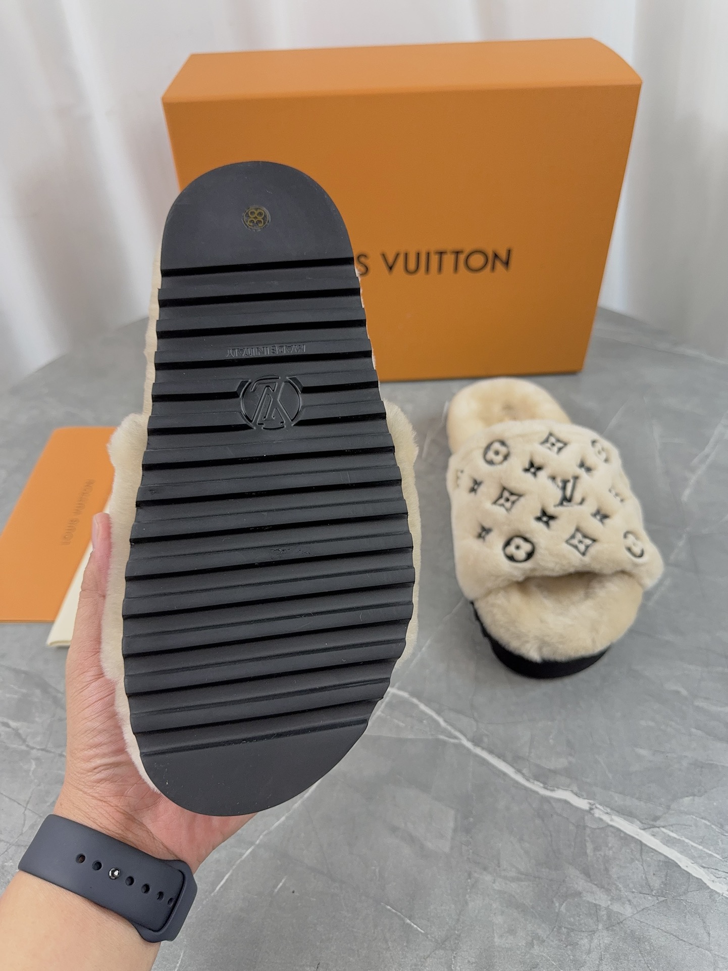 LV 高仿毛絨拖鞋 米色經典黑花紋 輕奢日常款｜歐美奢侈品精品推薦