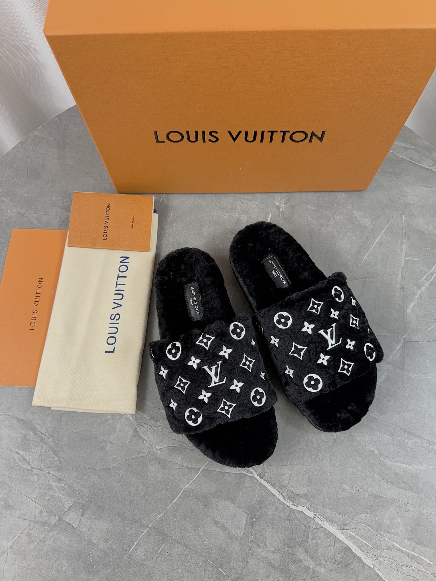 LV 高仿毛絨拖鞋 黑底白Logo 經典百搭必收｜歐美奢侈品精品推薦
