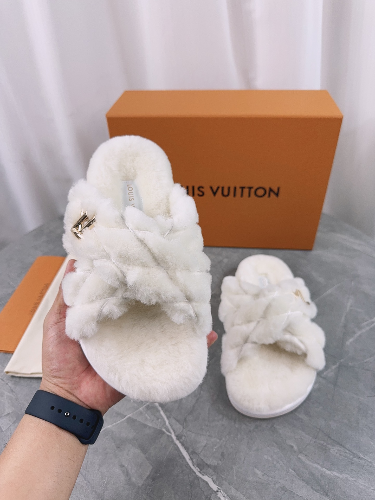 LV 高仿毛絨交叉拖鞋 白色款 舒適百搭｜歐美奢侈品精品推薦