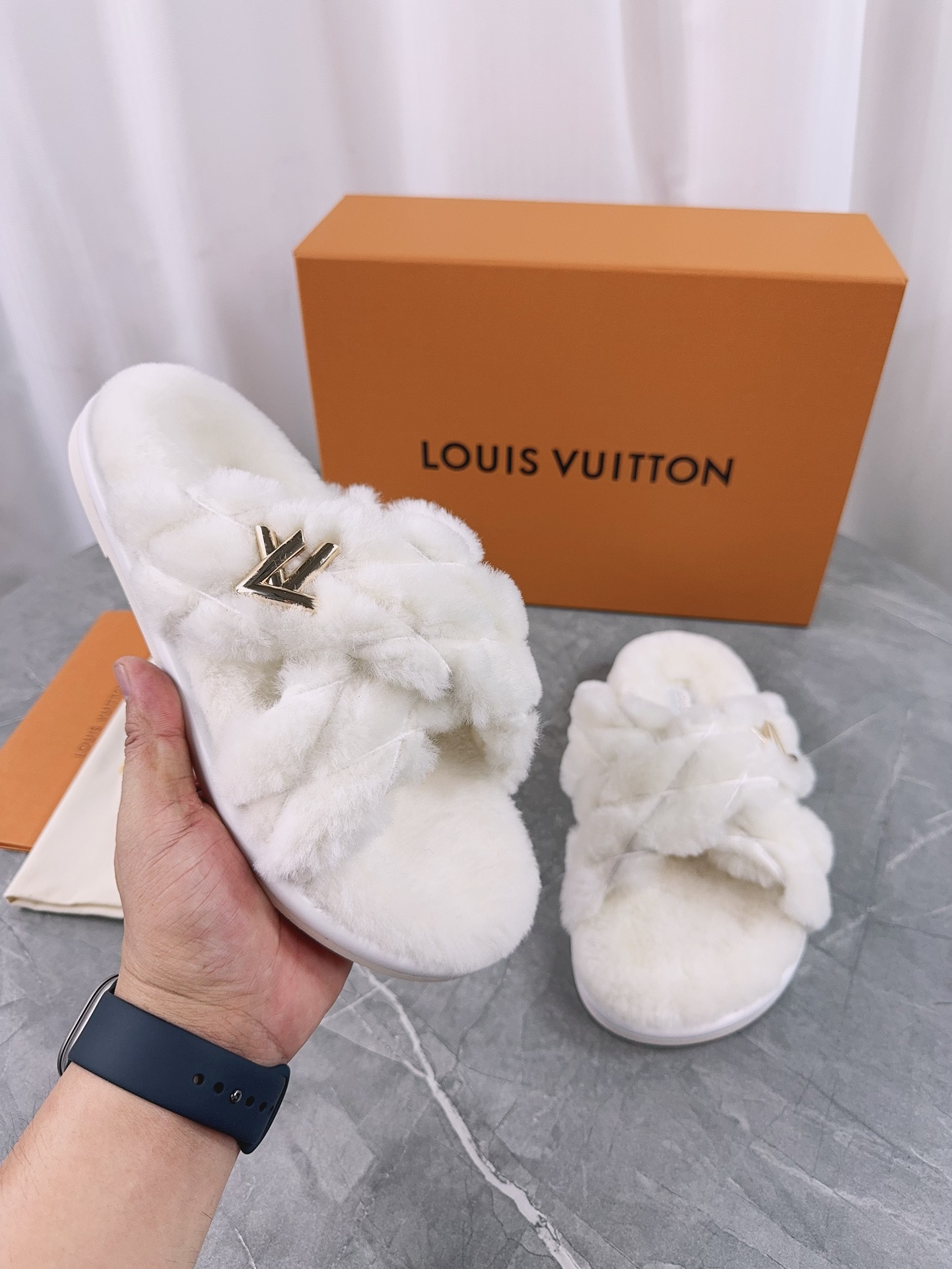 LV 高仿毛絨交叉拖鞋 白色款 舒適百搭｜歐美奢侈品精品推薦