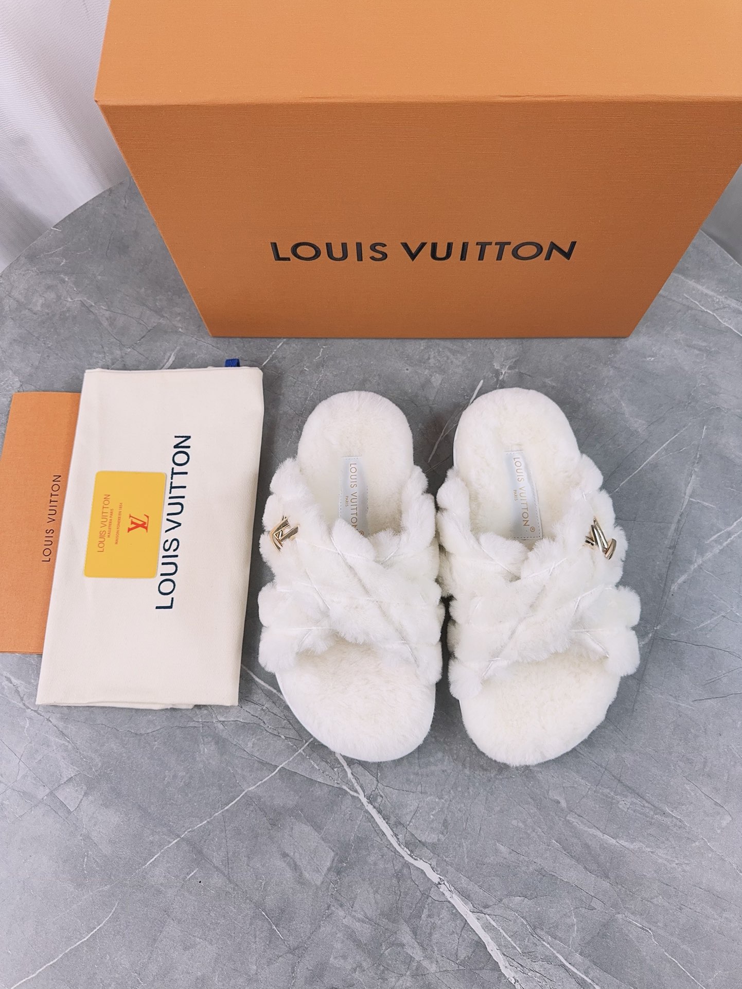 LV 高仿毛絨交叉拖鞋 白色款 舒適百搭｜歐美奢侈品精品推薦