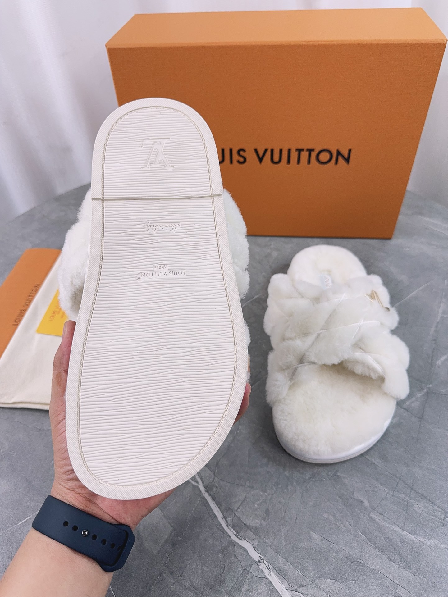 LV 高仿毛絨交叉拖鞋 白色款 舒適百搭｜歐美奢侈品精品推薦