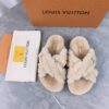 LV 高仿毛絨交叉拖鞋 米色款 經典舒適｜歐美奢侈品精品推薦