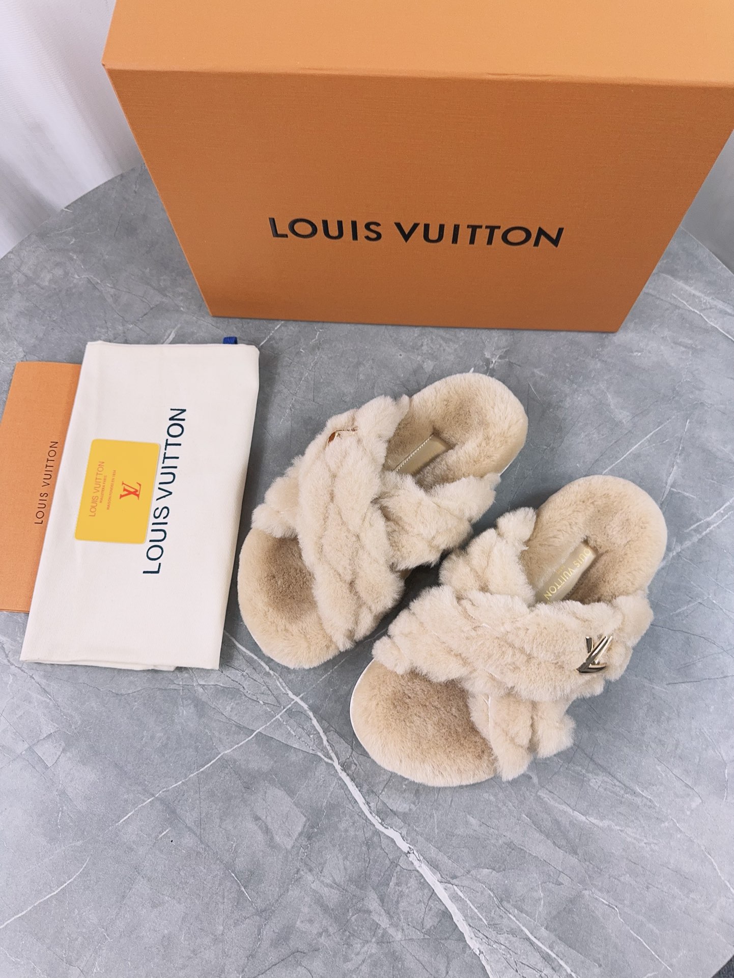 LV 高仿毛絨交叉拖鞋 米色款 經典舒適｜歐美奢侈品精品推薦