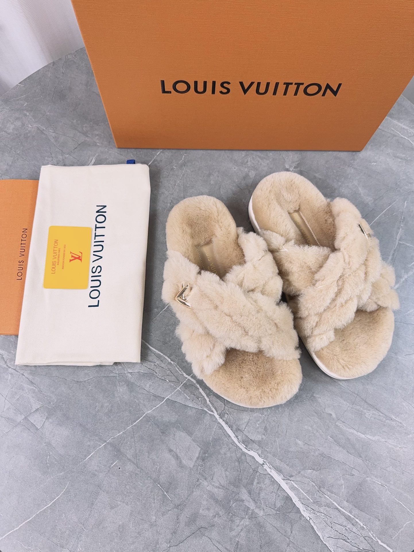 LV 高仿毛絨交叉拖鞋 米色款 經典舒適｜歐美奢侈品精品推薦
