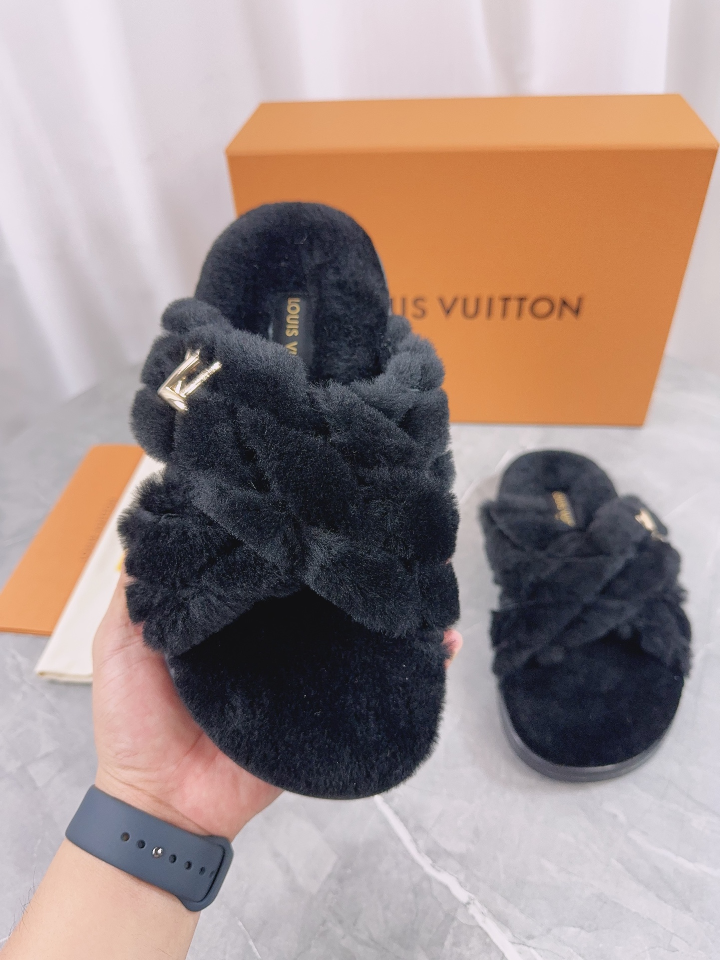 LV 高仿毛絨交叉拖鞋 黑色款 低調百搭| 11 LV 高仿毛絨交叉拖鞋 黑色款 低調百搭