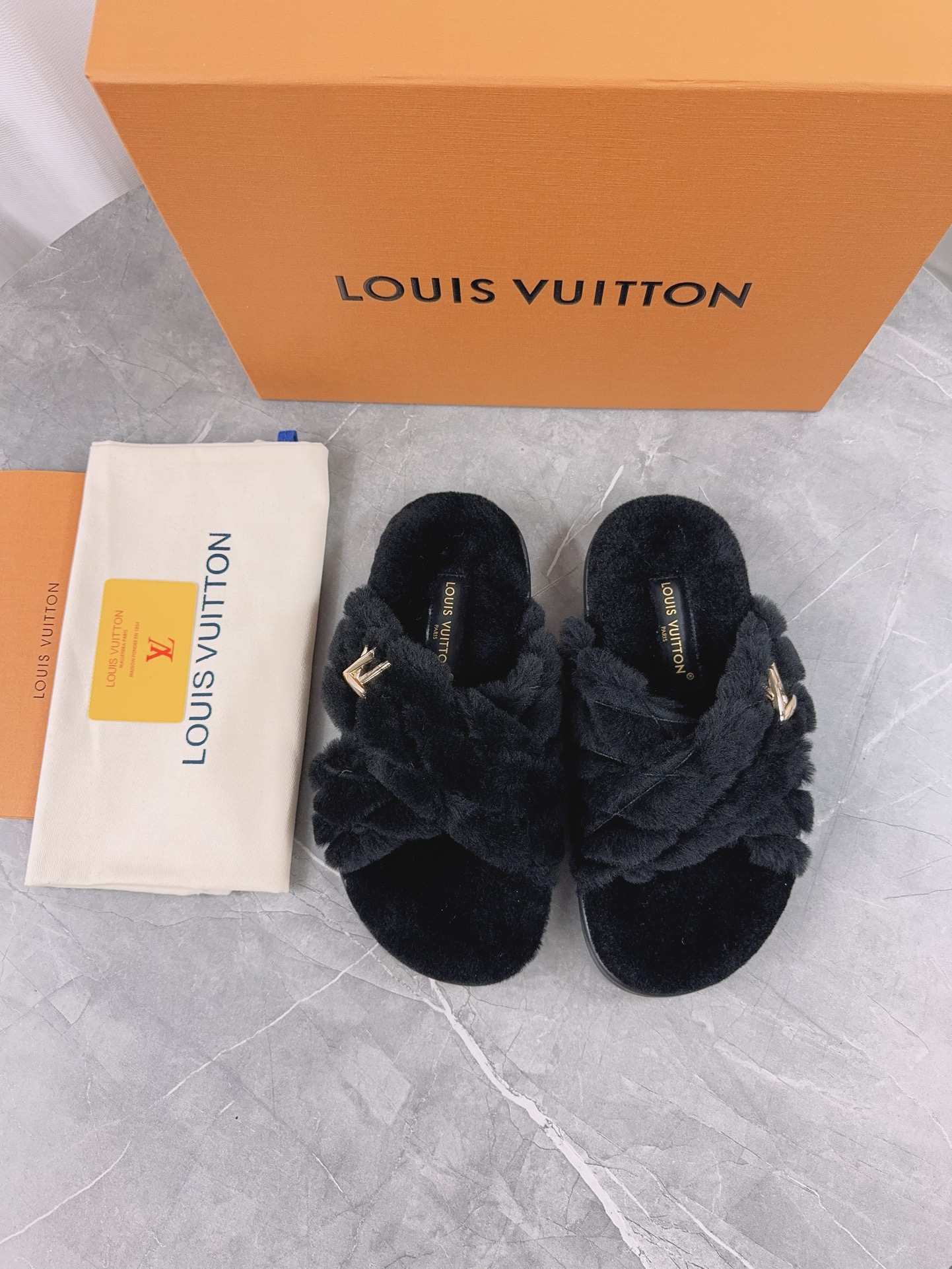 LV 高仿毛絨交叉拖鞋 黑色款 低調百搭| 9 LV 高仿毛絨交叉拖鞋 黑色款 低調百搭