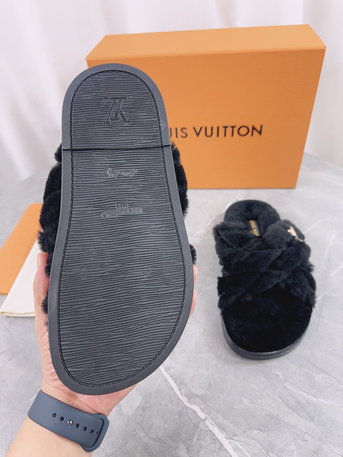 LV 高仿毛絨交叉拖鞋 黑色款 低調百搭| 8 LV 高仿毛絨交叉拖鞋 黑色款 低調百搭