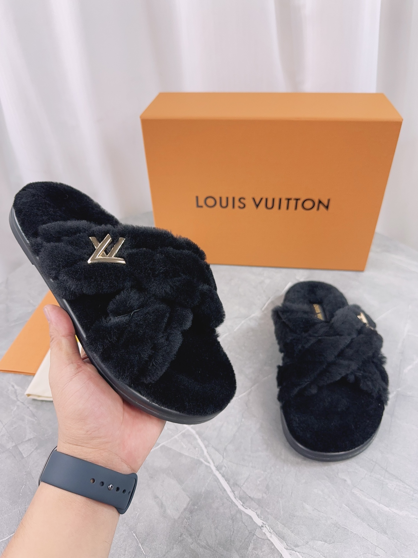 LV 高仿毛絨交叉拖鞋 黑色款 低調百搭| 7 LV 高仿毛絨交叉拖鞋 黑色款 低調百搭