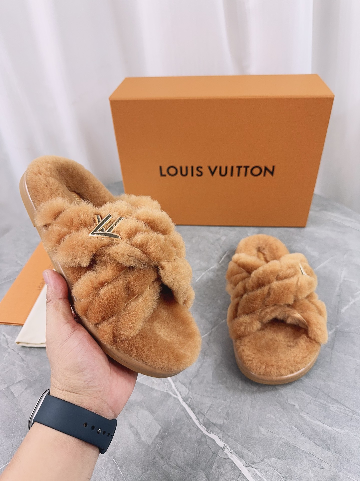 LV 高仿毛絨交叉拖鞋 焦糖棕款 時尚保暖|超A仿原單精品圖片 12 LV 高仿毛絨交叉拖鞋 焦糖棕款 時尚保暖|歐美奢侈品精品推薦