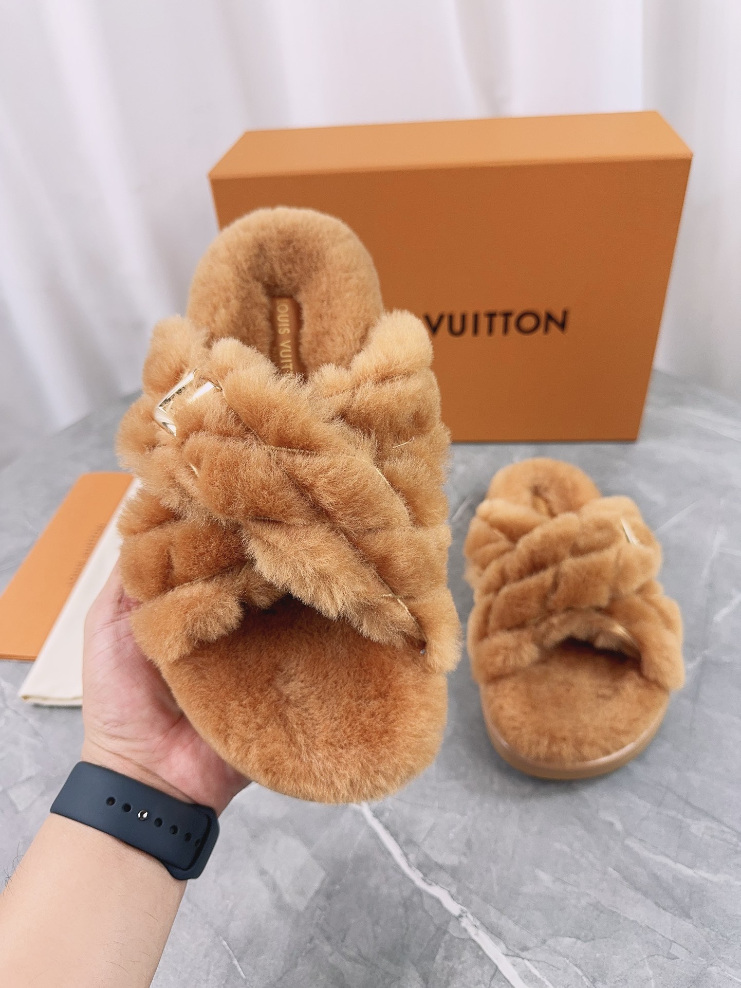LV 高仿毛絨交叉拖鞋 焦糖棕款 時尚保暖|超A仿原單精品圖片 11 LV 高仿毛絨交叉拖鞋 焦糖棕款 時尚保暖|歐美奢侈品精品推薦