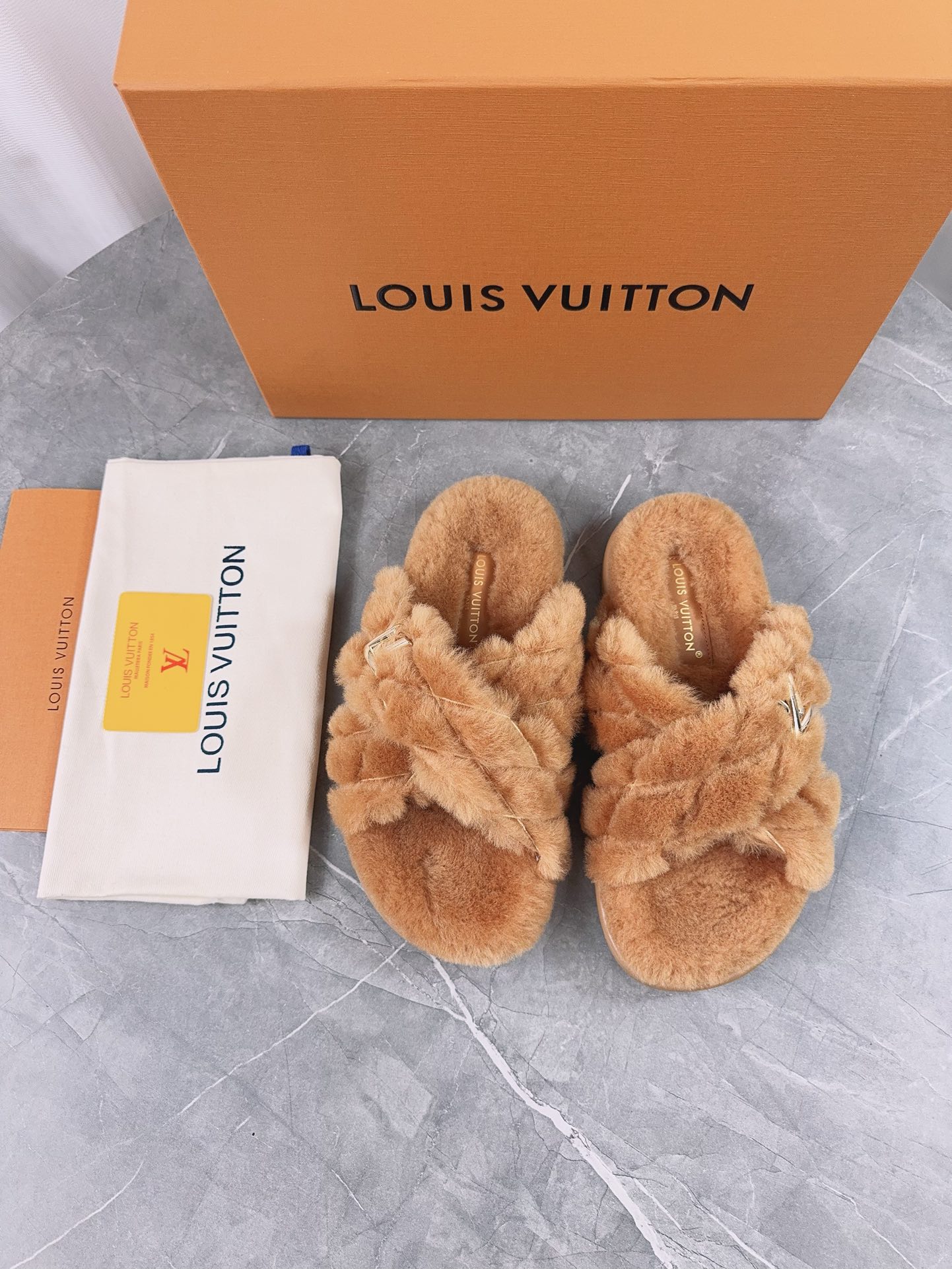 LV 高仿毛絨交叉拖鞋 焦糖棕款 時尚保暖|超A仿原單精品圖片 10 LV 高仿毛絨交叉拖鞋 焦糖棕款 時尚保暖|歐美奢侈品精品推薦