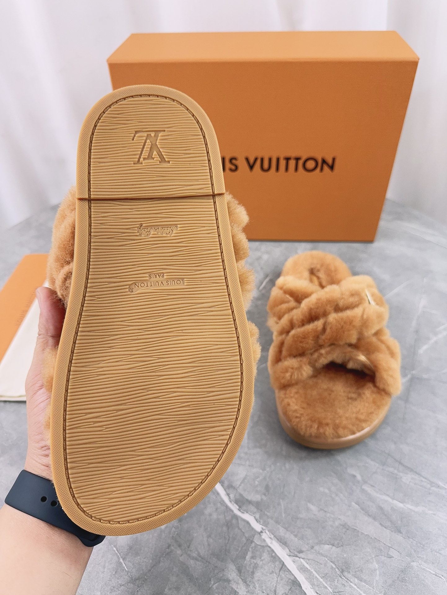 LV 高仿毛絨交叉拖鞋 焦糖棕款 時尚保暖|超A仿原單精品圖片 8 LV 高仿毛絨交叉拖鞋 焦糖棕款 時尚保暖|歐美奢侈品精品推薦